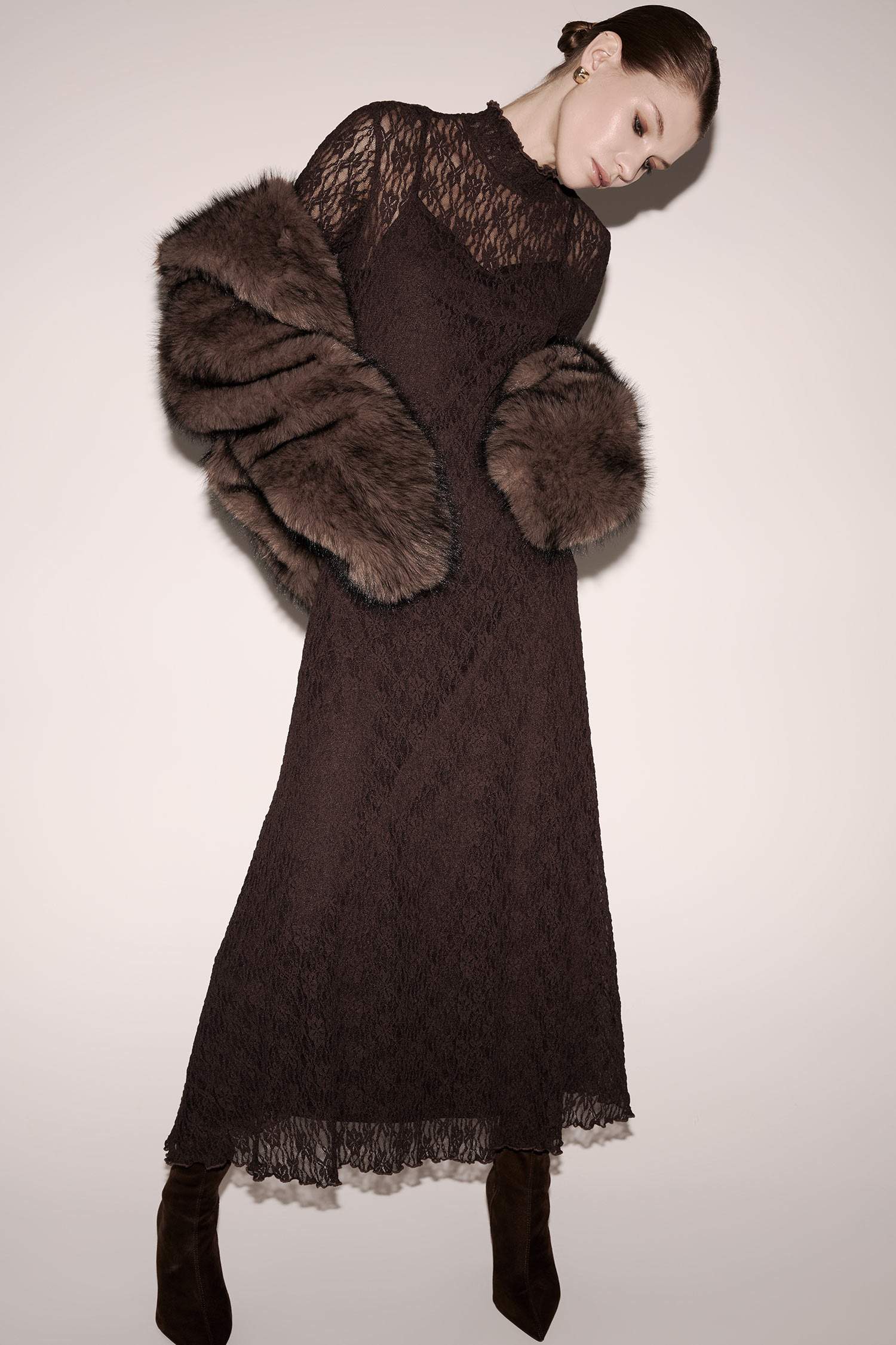 فستان ميدي دانتيل ردن طويل بقصة A بياخة مستديرة