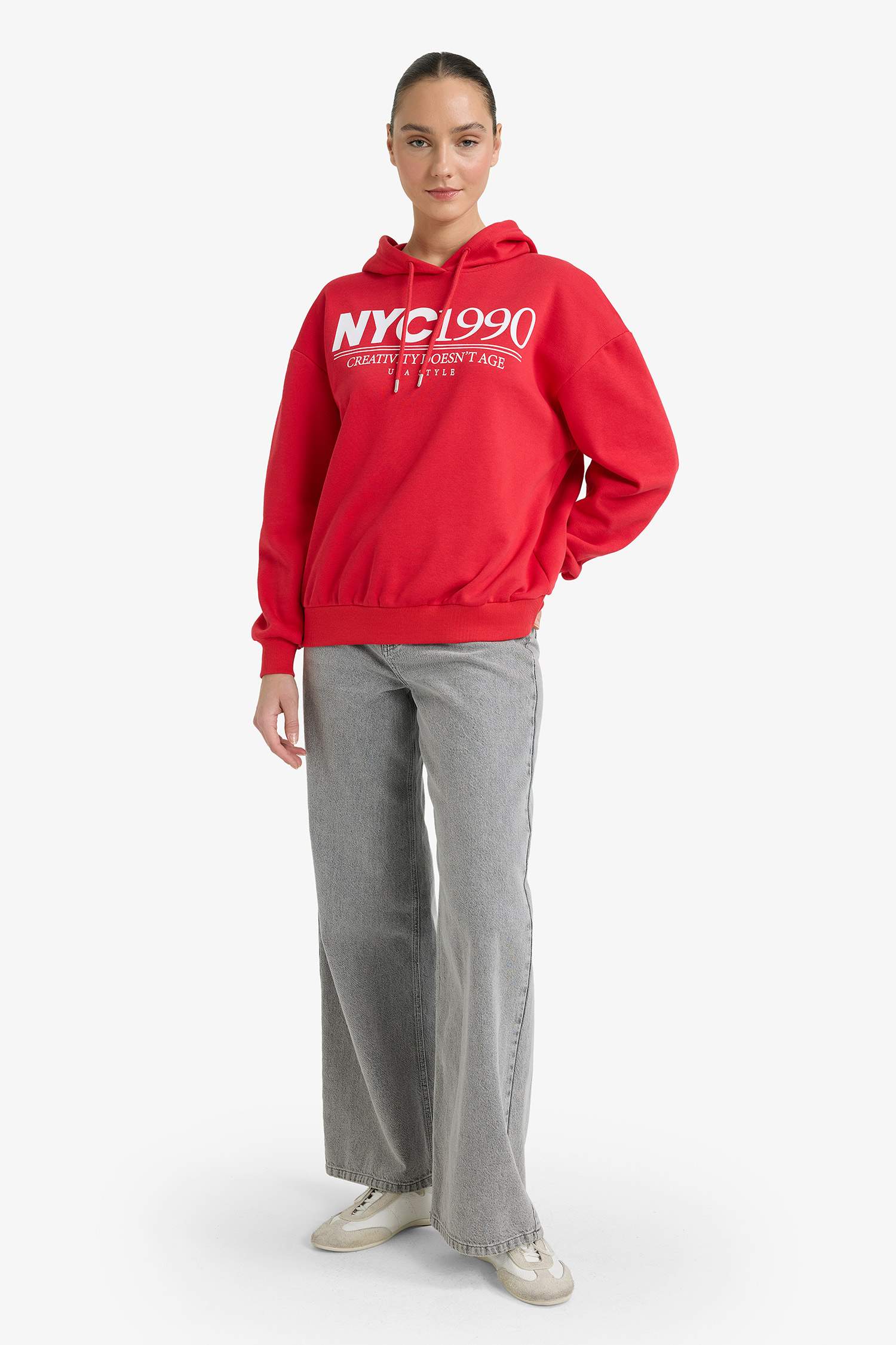 سويت شيرت مطبوع قصة مريحة بغطاء للرأس بجيب