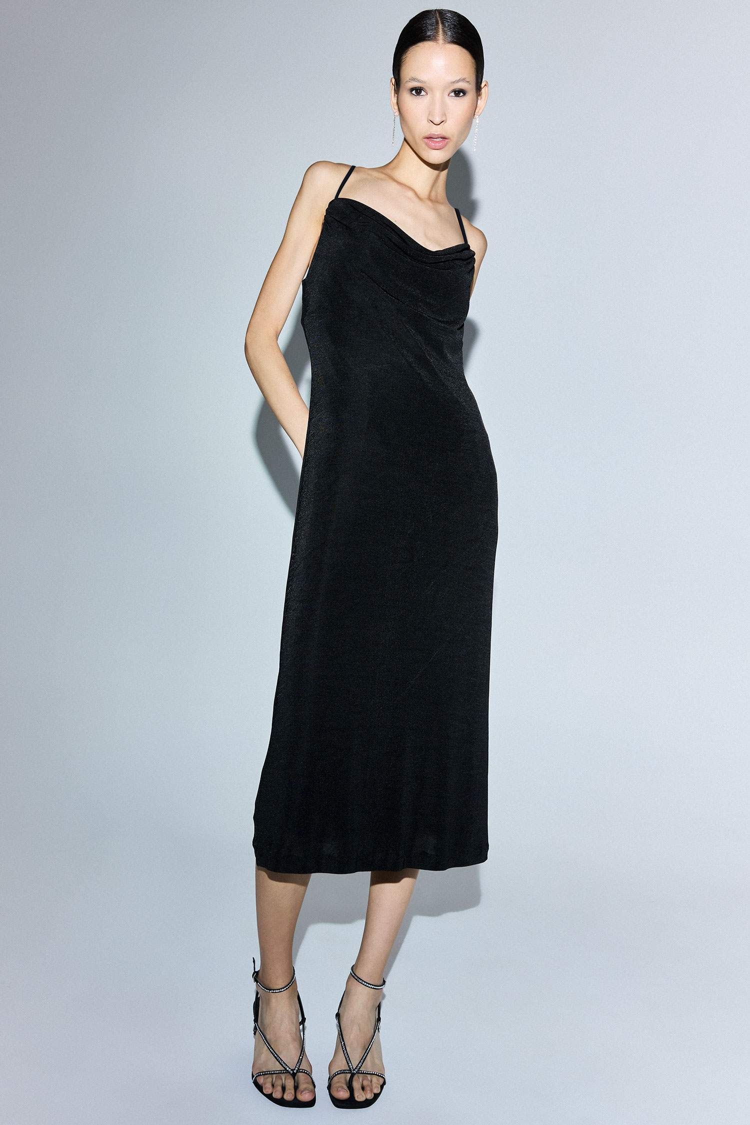 فستان ميدي قماش لامع بحمالات