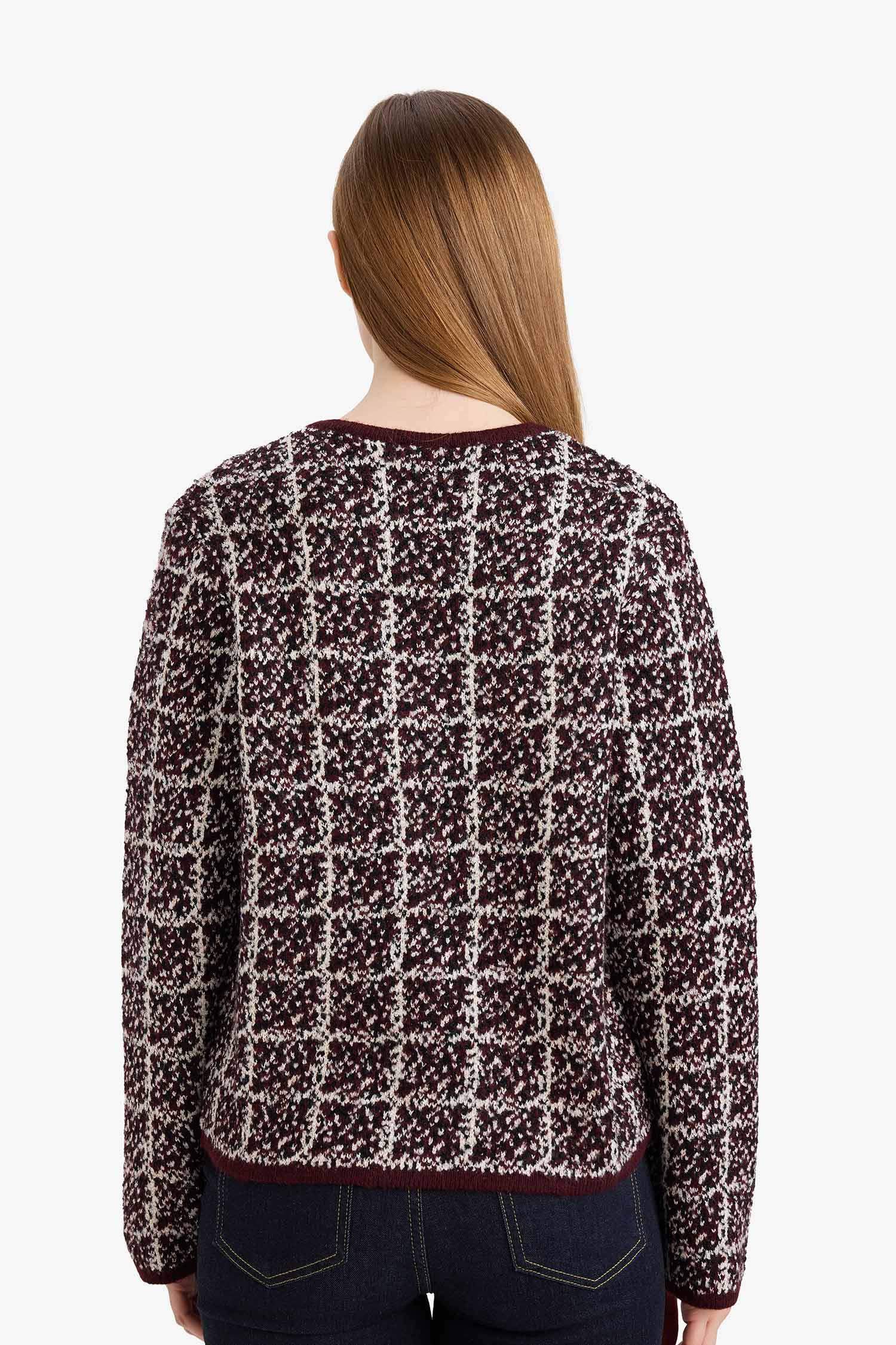 جاكيت تريكو قصة عادية بياخة مستديرة