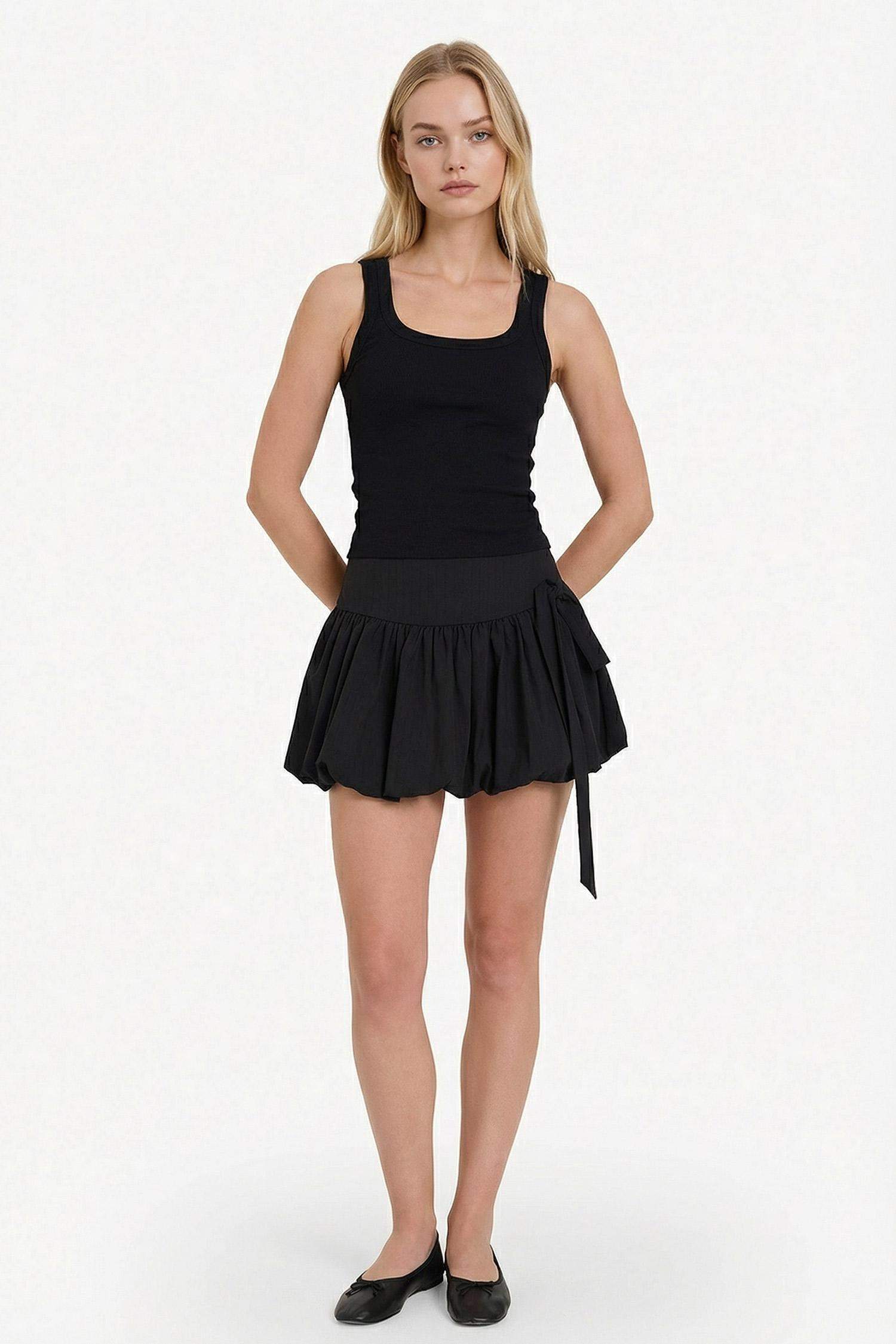 Balloon Fit жолақты орташа белді трикотаж астары бар шағын белдемше