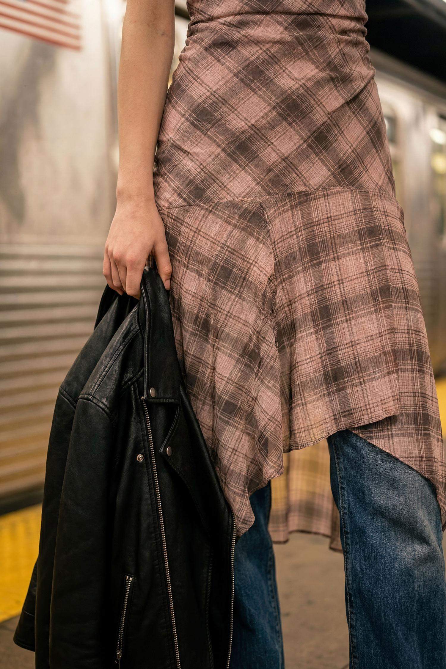 Платье миди из тюля в клетку на бретельках с V-образным вырезом