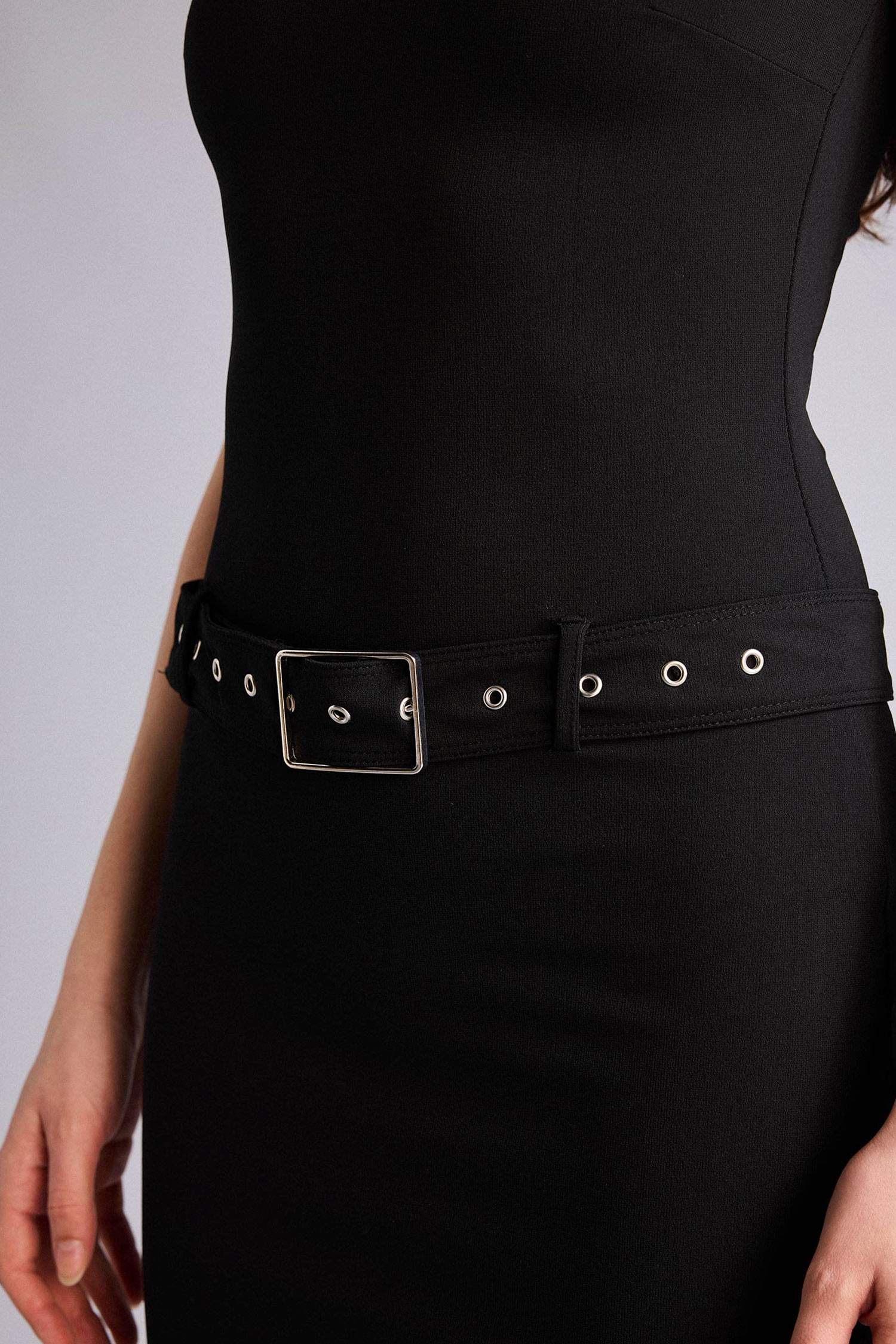 Облегающее мини-платье без рукавов с воротником-стойкой Bodycon