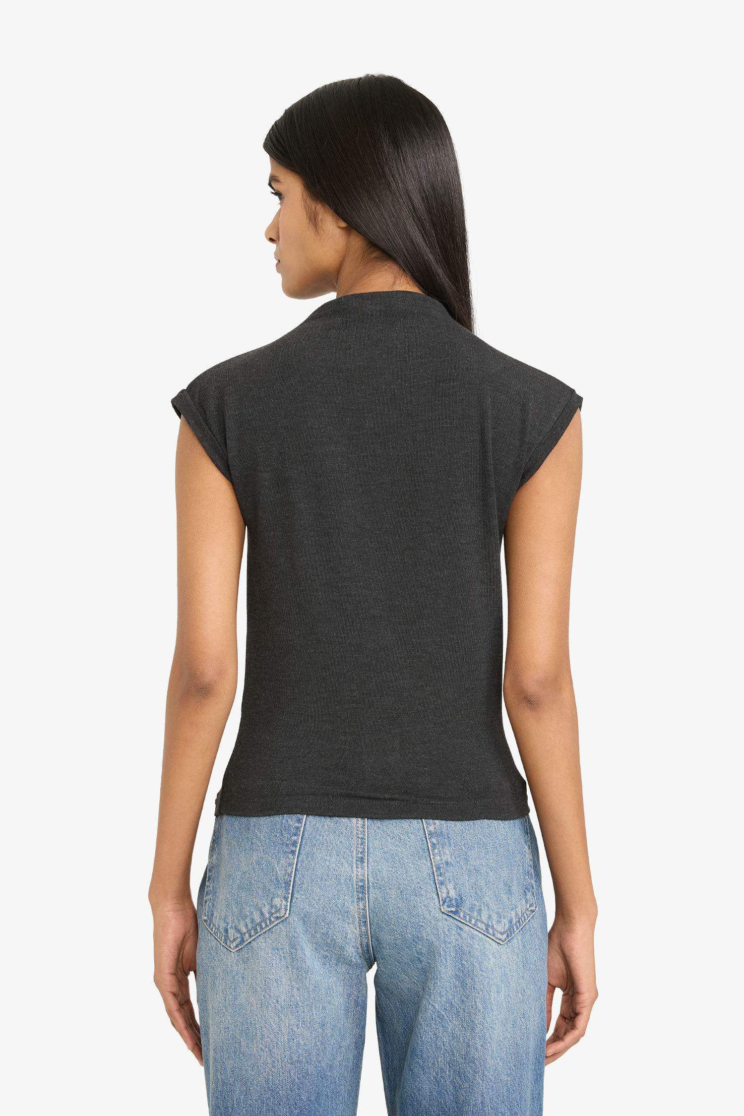 Fıtted Yarım Balıkçı Yaka Kısa Kollu Tişört