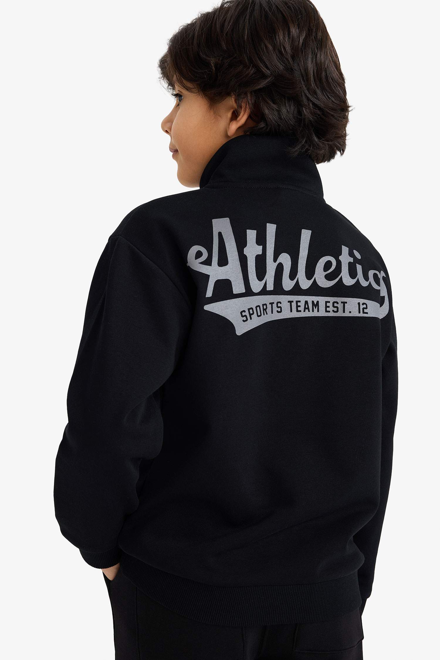 سويت شيرت ولادي قصة عادية بياخة عالية بسحاب