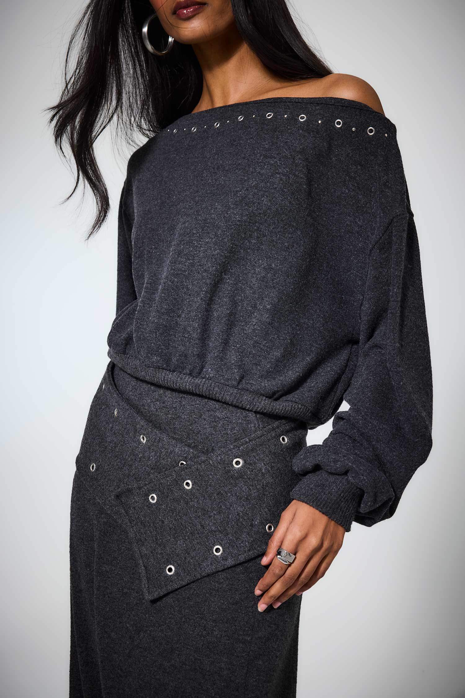 تيشيرت ردن طويل قصة فضفاضة وكتف مكشوف