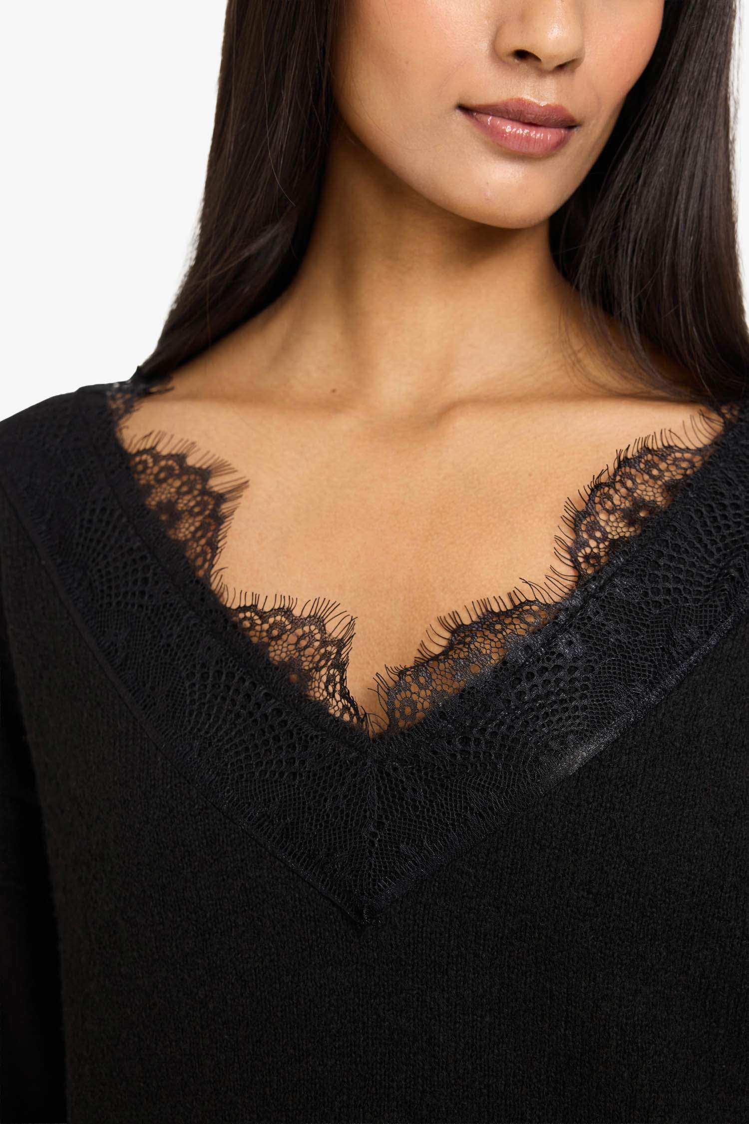 بلوز صوف مخطط قصة عادية بياخة مستديرة بأزرار