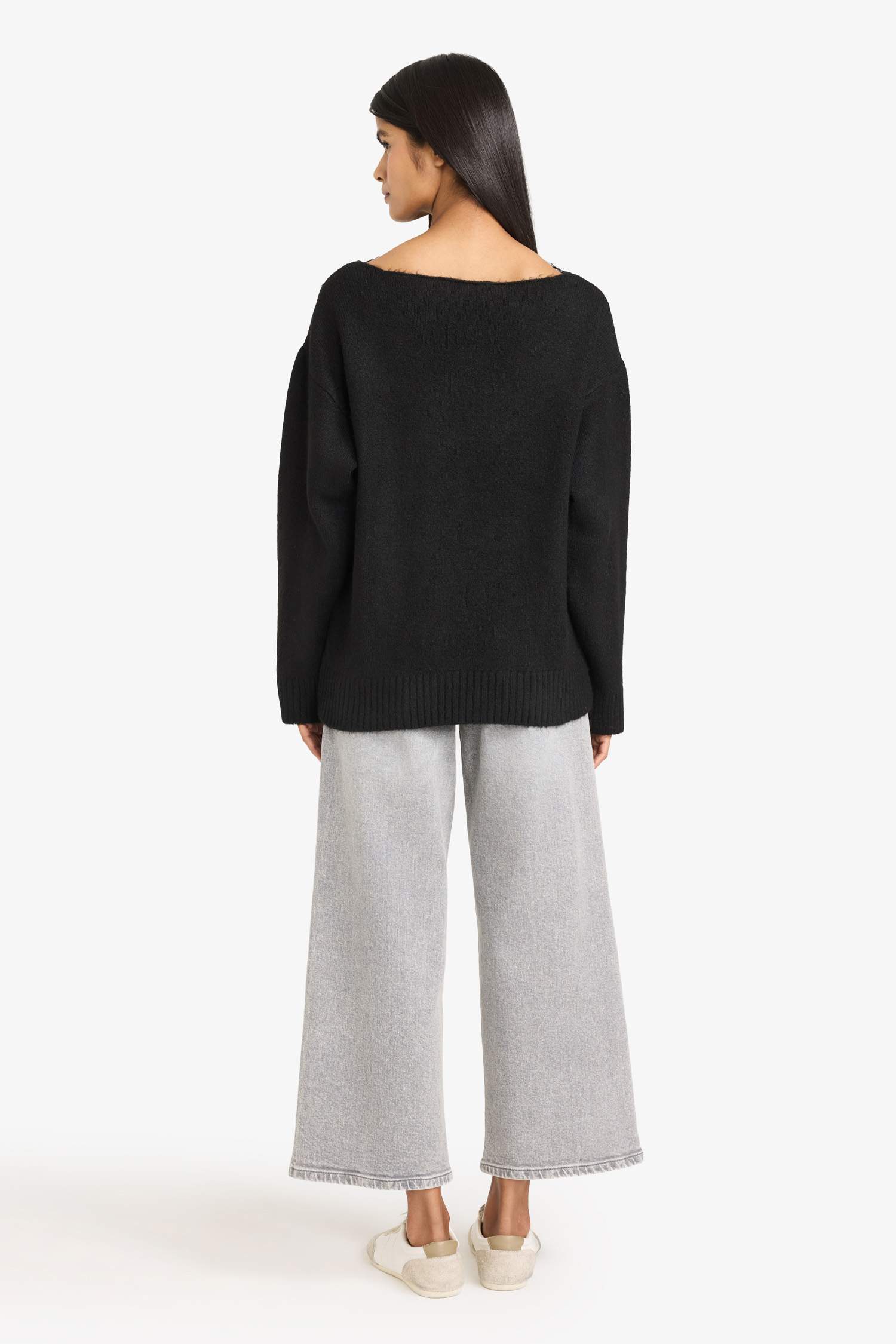 بلوز صوف مخطط قصة عادية بياخة مستديرة بأزرار