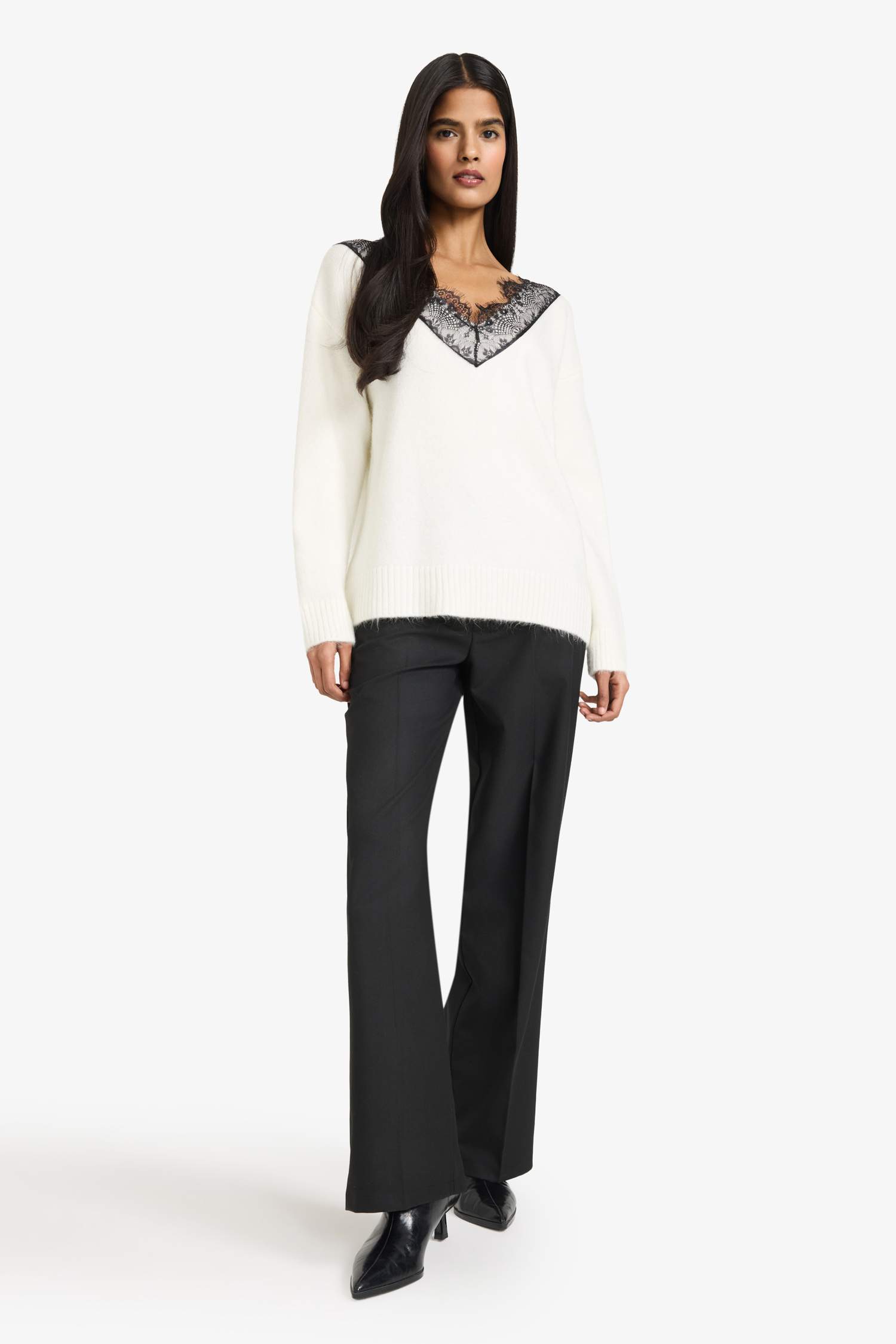 Regular Fit V Yaka Dantel Detaylı Triko Kazak