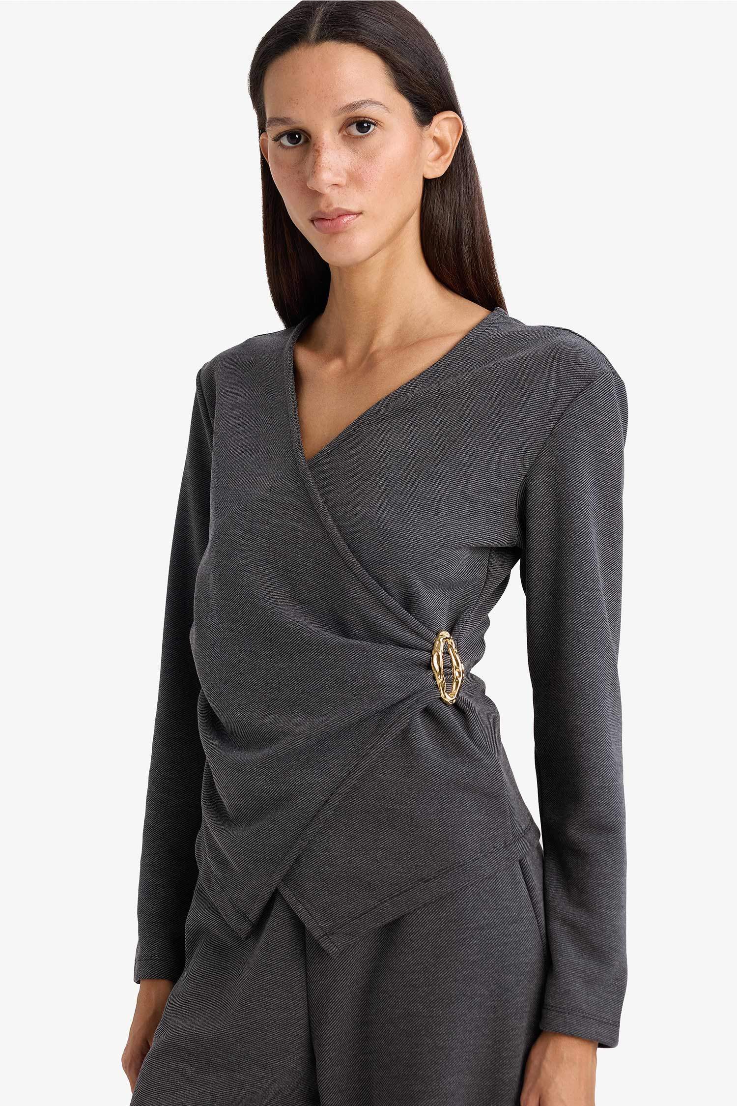 Regular Fit Wrap Yaka Aksesuar Detaylı Uzun Kollu Bluz