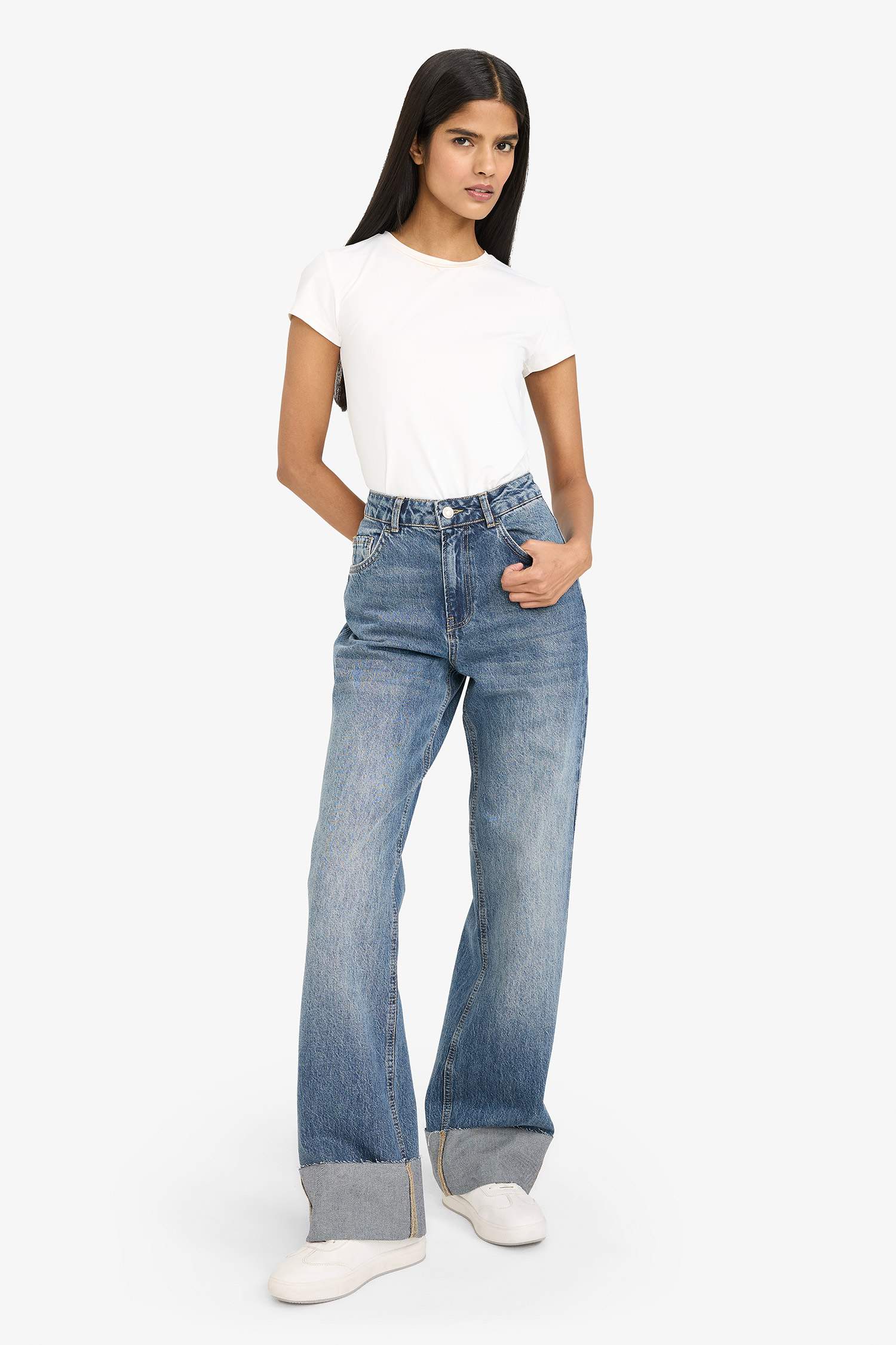 بنطرون جينز قصة مستقيمة واسعة وخصر عادي