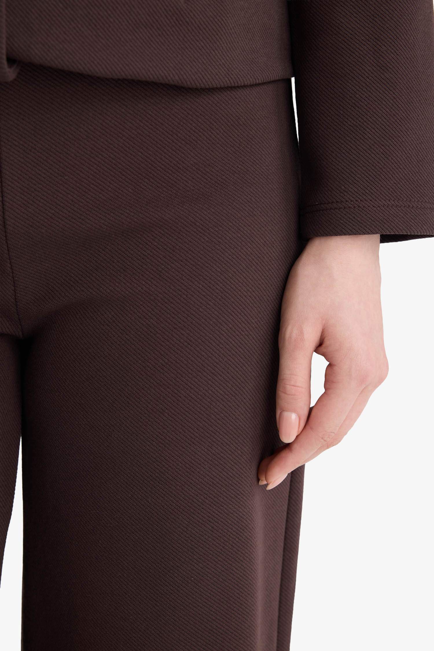 بنطرون قصة عادية واسعة ورجل عادي