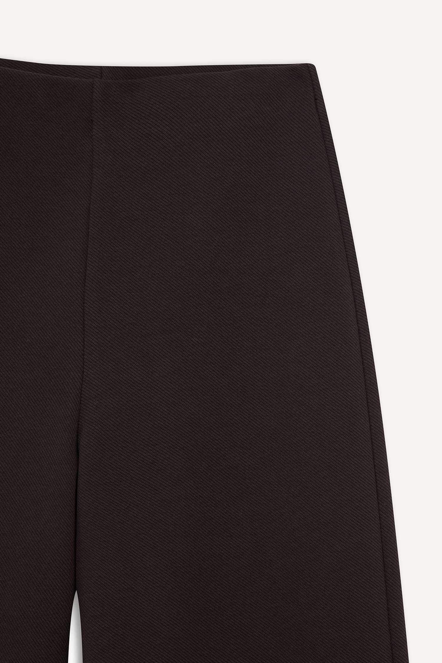 بنطرون قصة عادية واسعة ورجل عادي