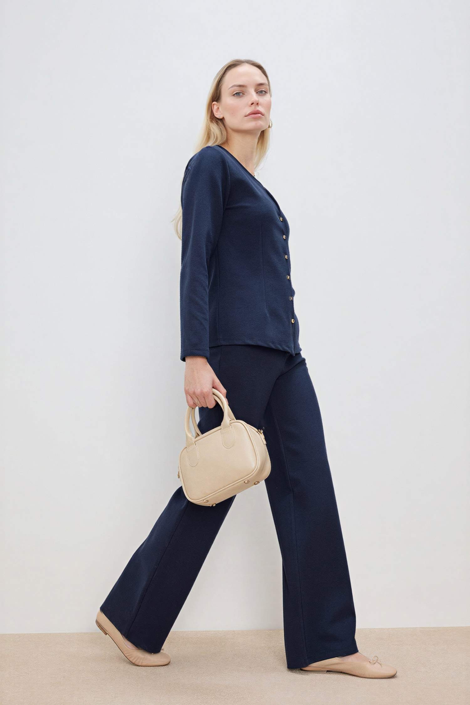 بنطرون قصة عادية واسعة ورجل عادي