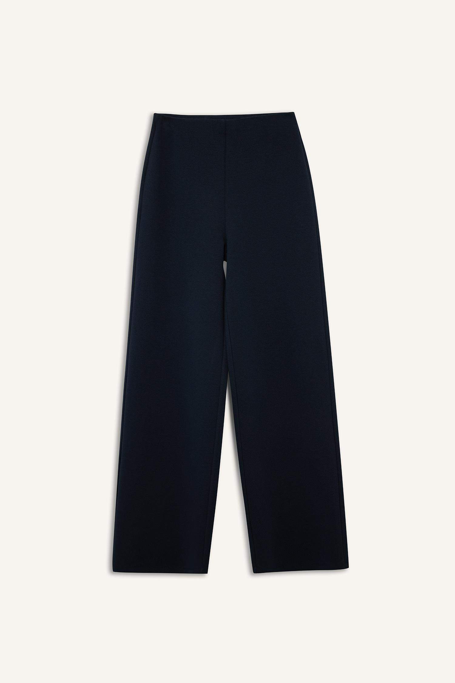 بنطرون قصة عادية واسعة ورجل عادي