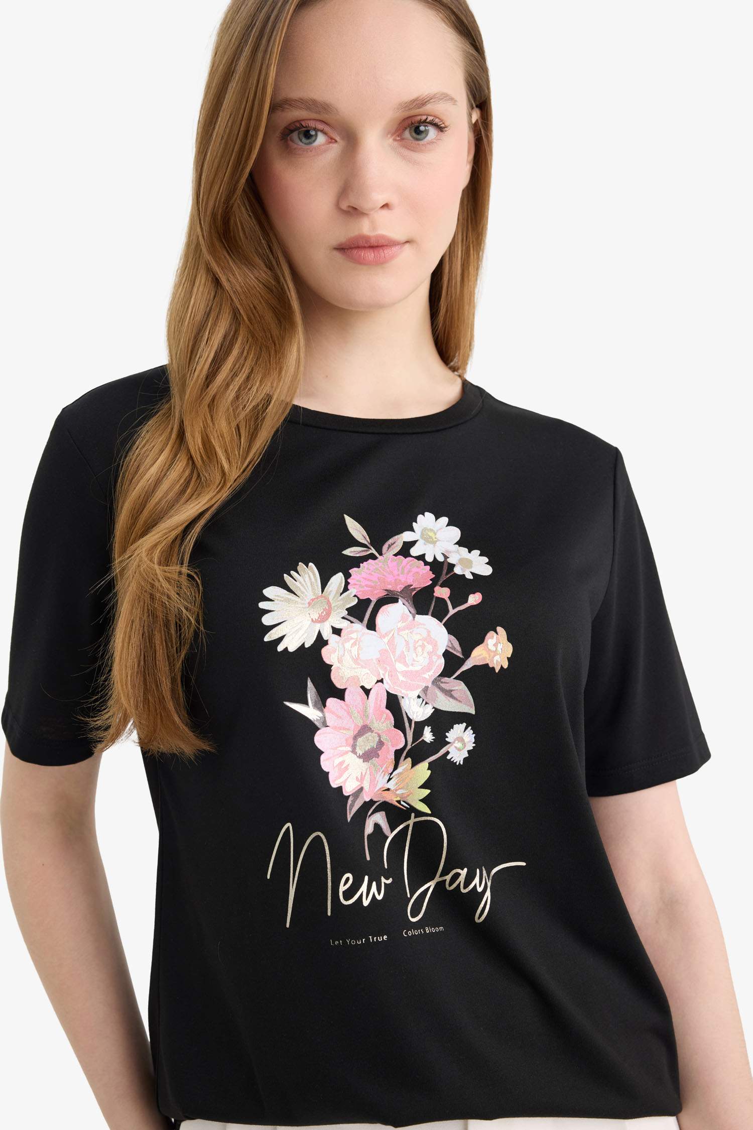 تيشيرت نص ردن فلورال قصة عادية وياخة مستديرة