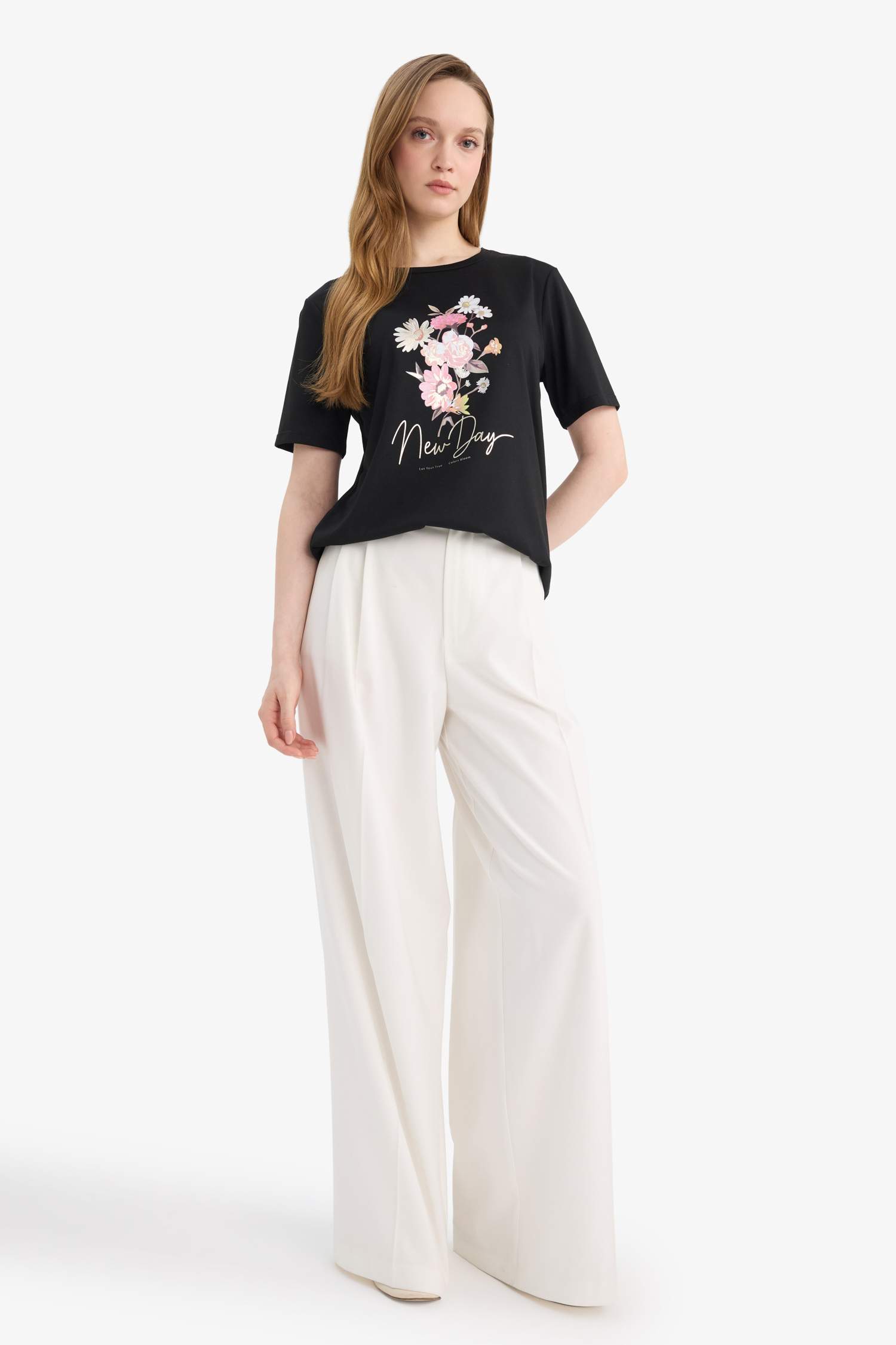 تيشيرت نص ردن فلورال قصة عادية وياخة مستديرة