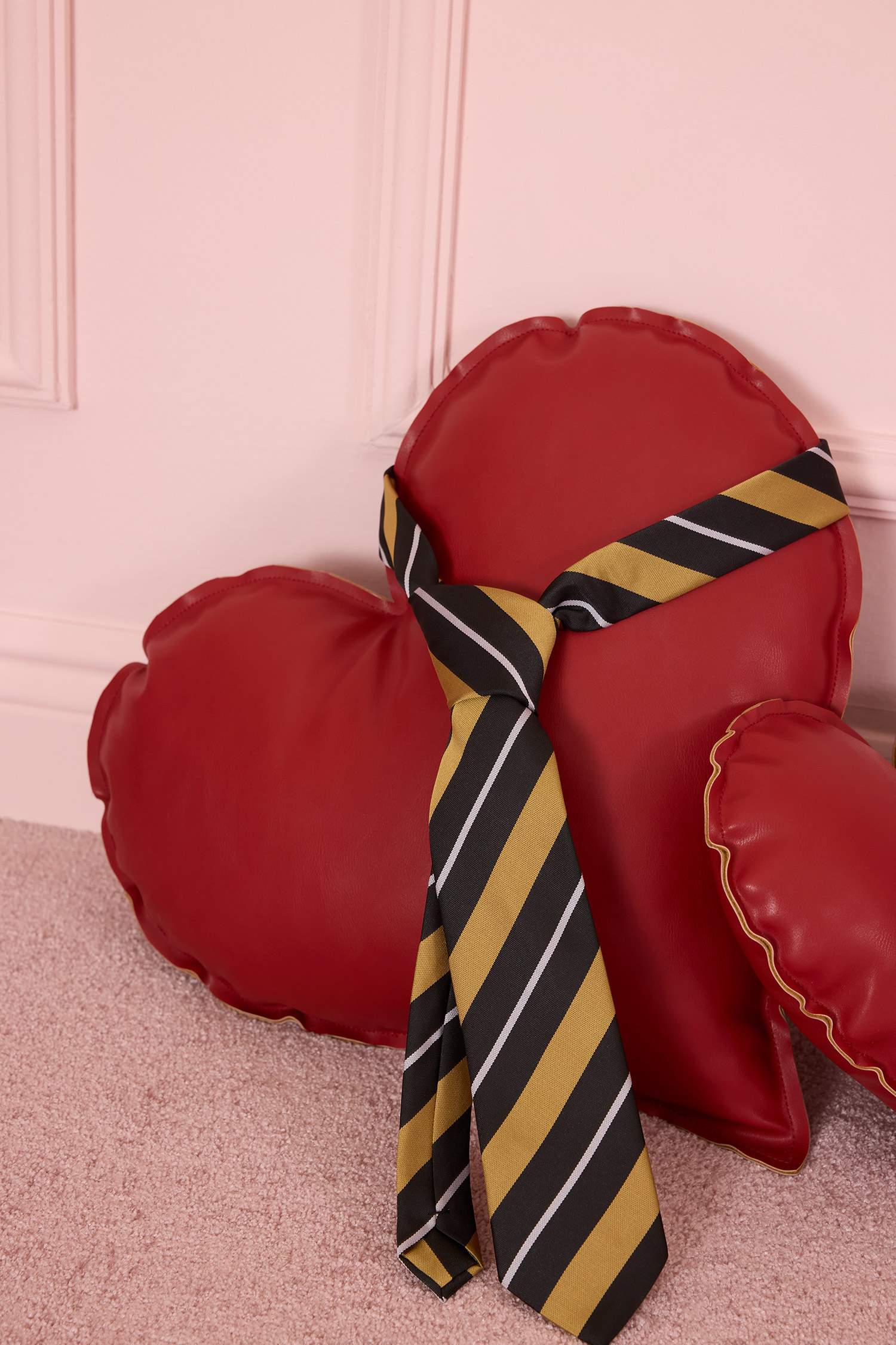 ربطة عنق مخططة للرجال