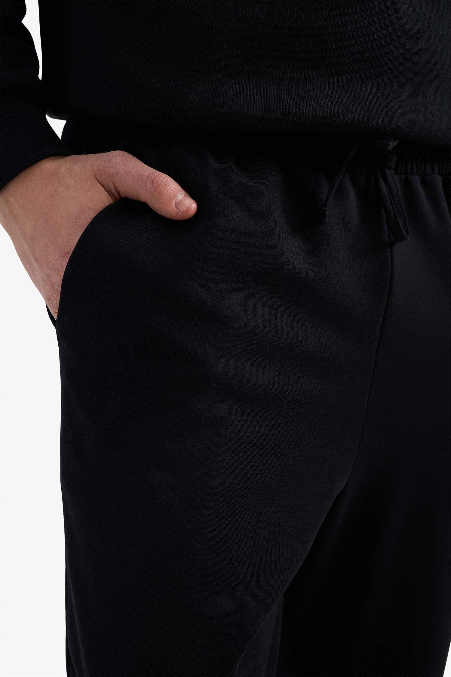 Relax Fit Thin Fabric Sweatpants