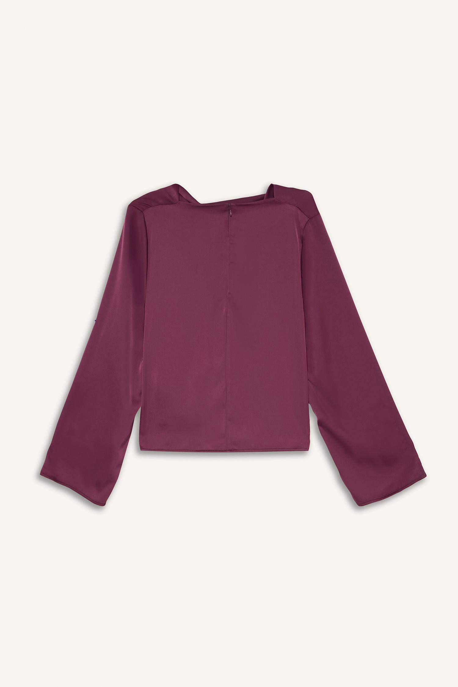 بلوزة ستان ردن طويل وقصة عادية