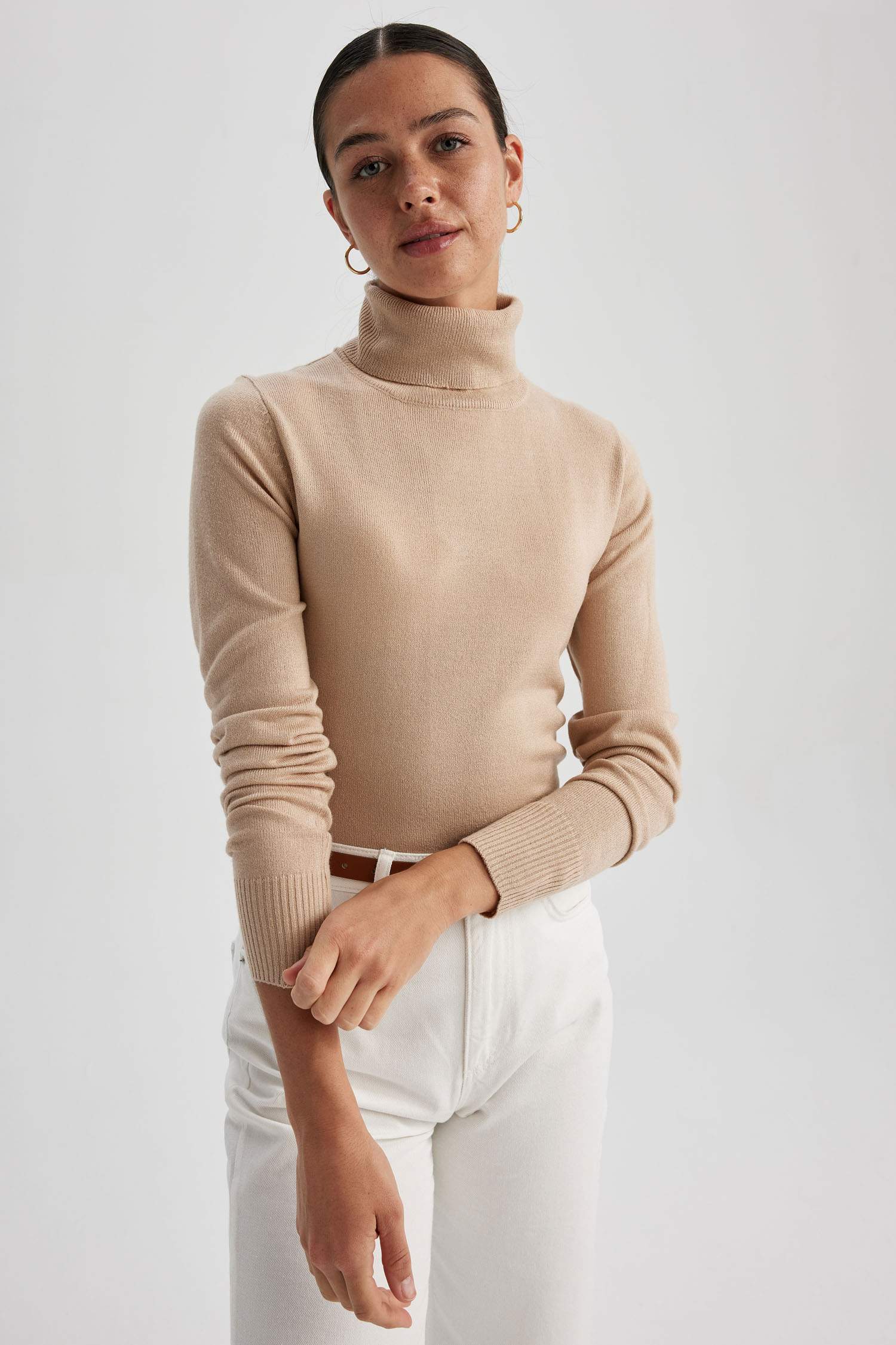 Пуловер стандартного кроя с высоким воротником для женщин