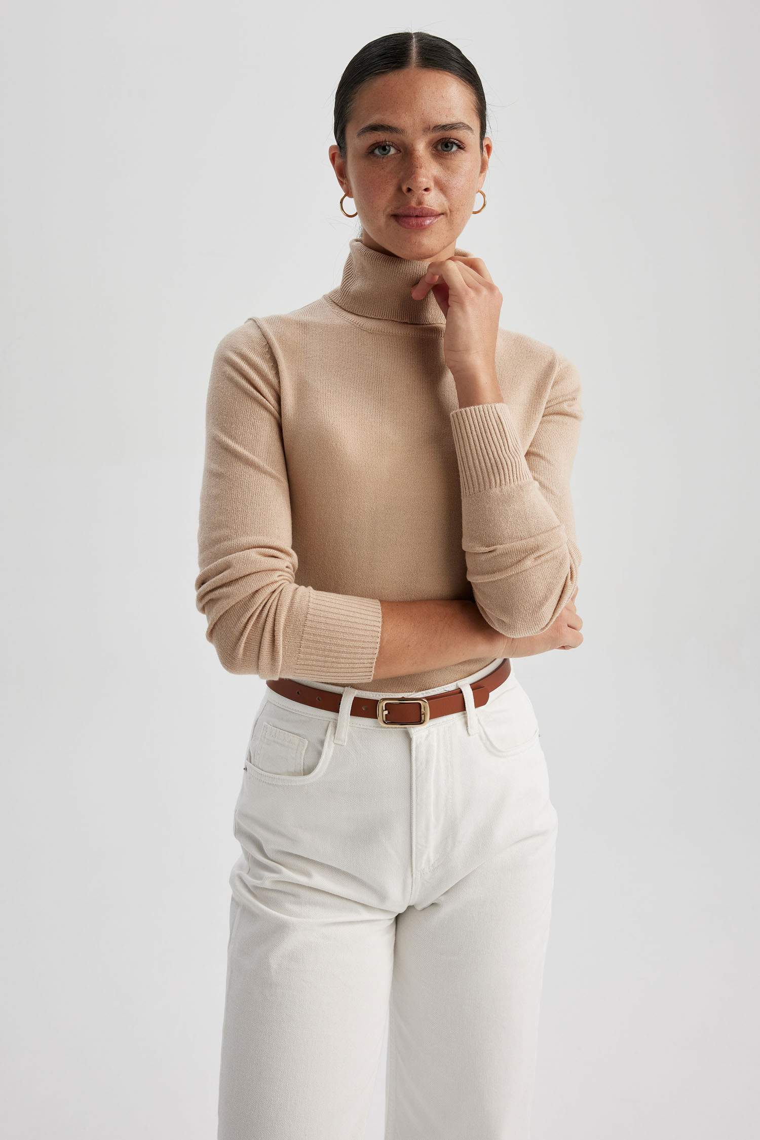 Пуловер стандартного кроя с высоким воротником для женщин