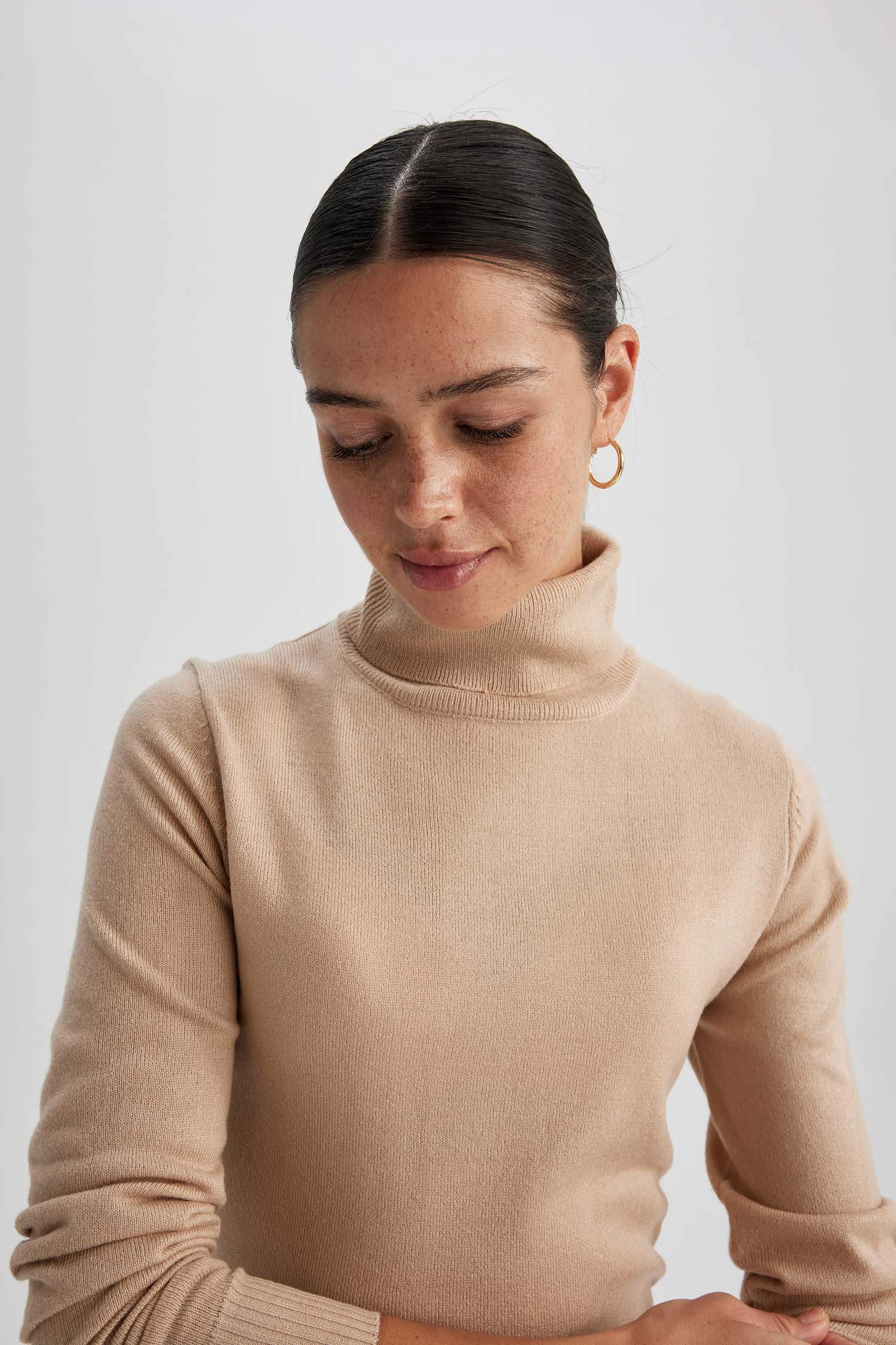 Пуловер стандартного кроя с высоким воротником для женщин