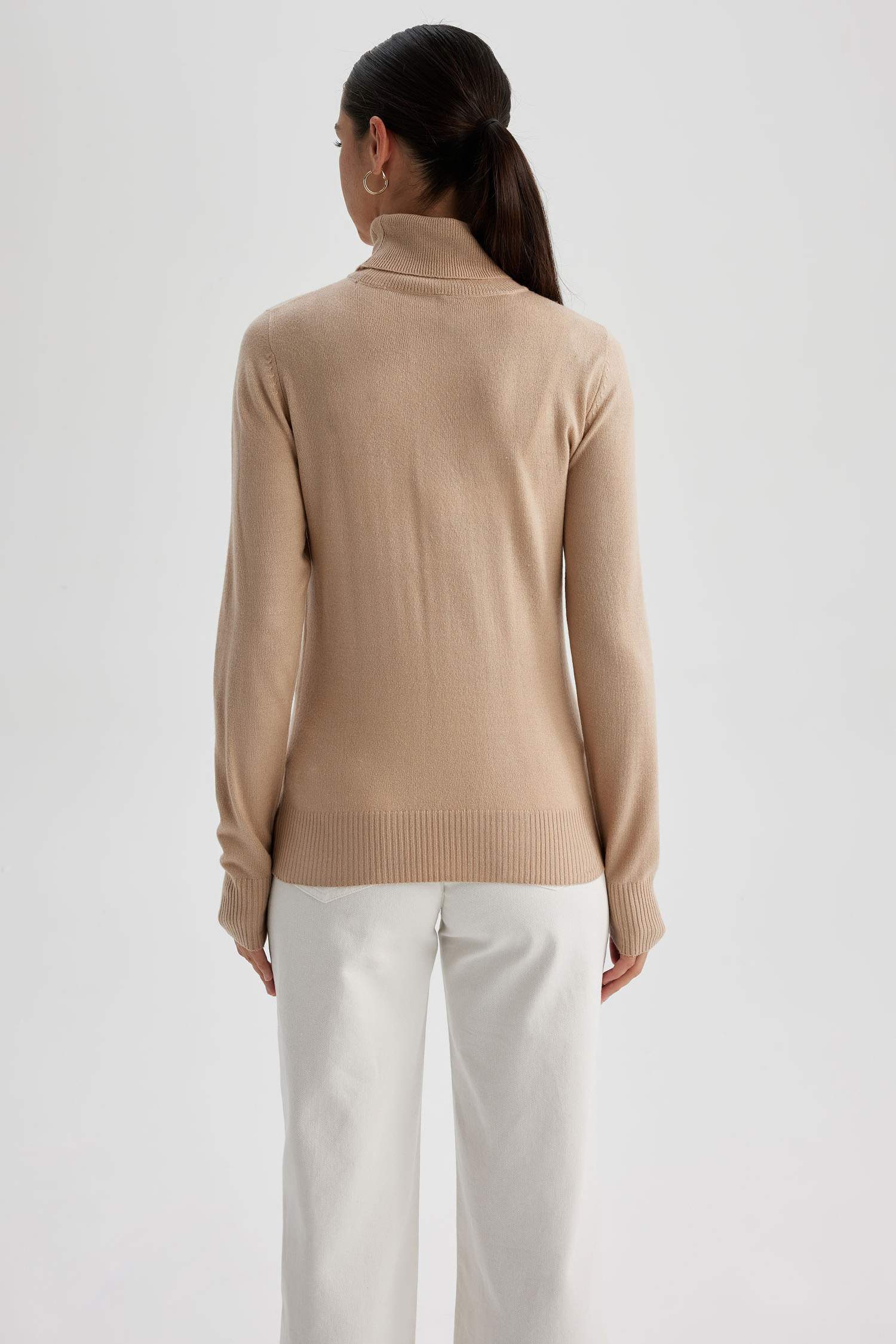 Пуловер стандартного кроя с высоким воротником для женщин