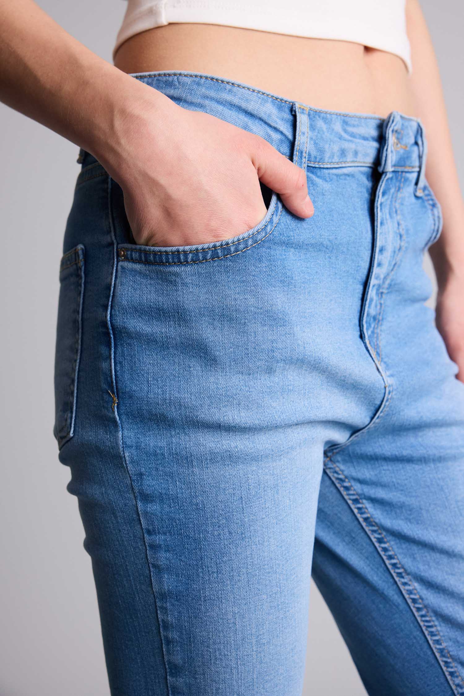 DeFacto %100 Pamuk Crop Flare Fıt Yüksek Bel Kısa Paça Bilek Boy Jean Yıkamalı Pantolon görsel 4