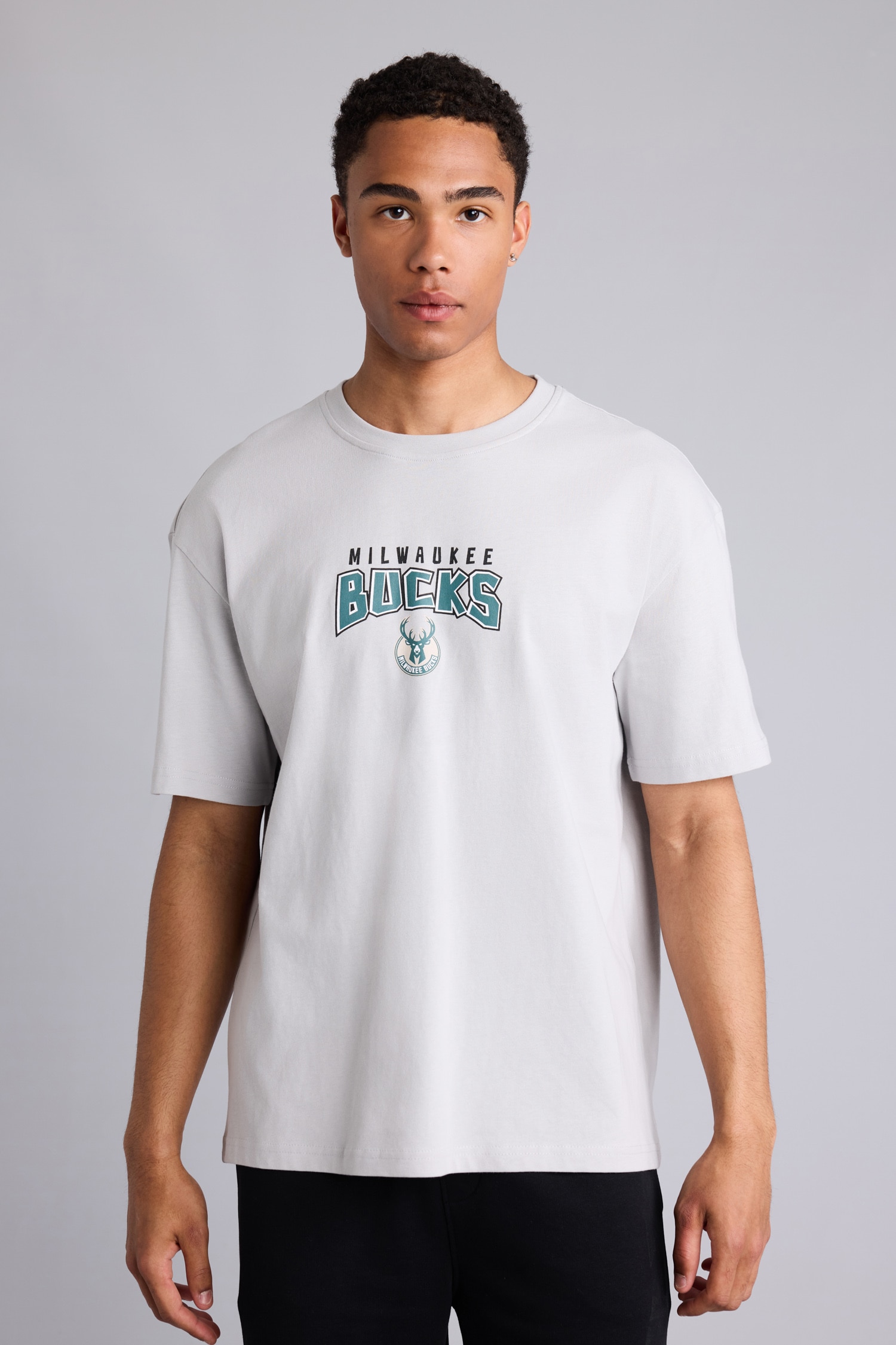 DeFacto %100 Pamuk NBA Mılwaukee Bucks Overshırt Fıt Kısa Kollu Tişört görsel 3