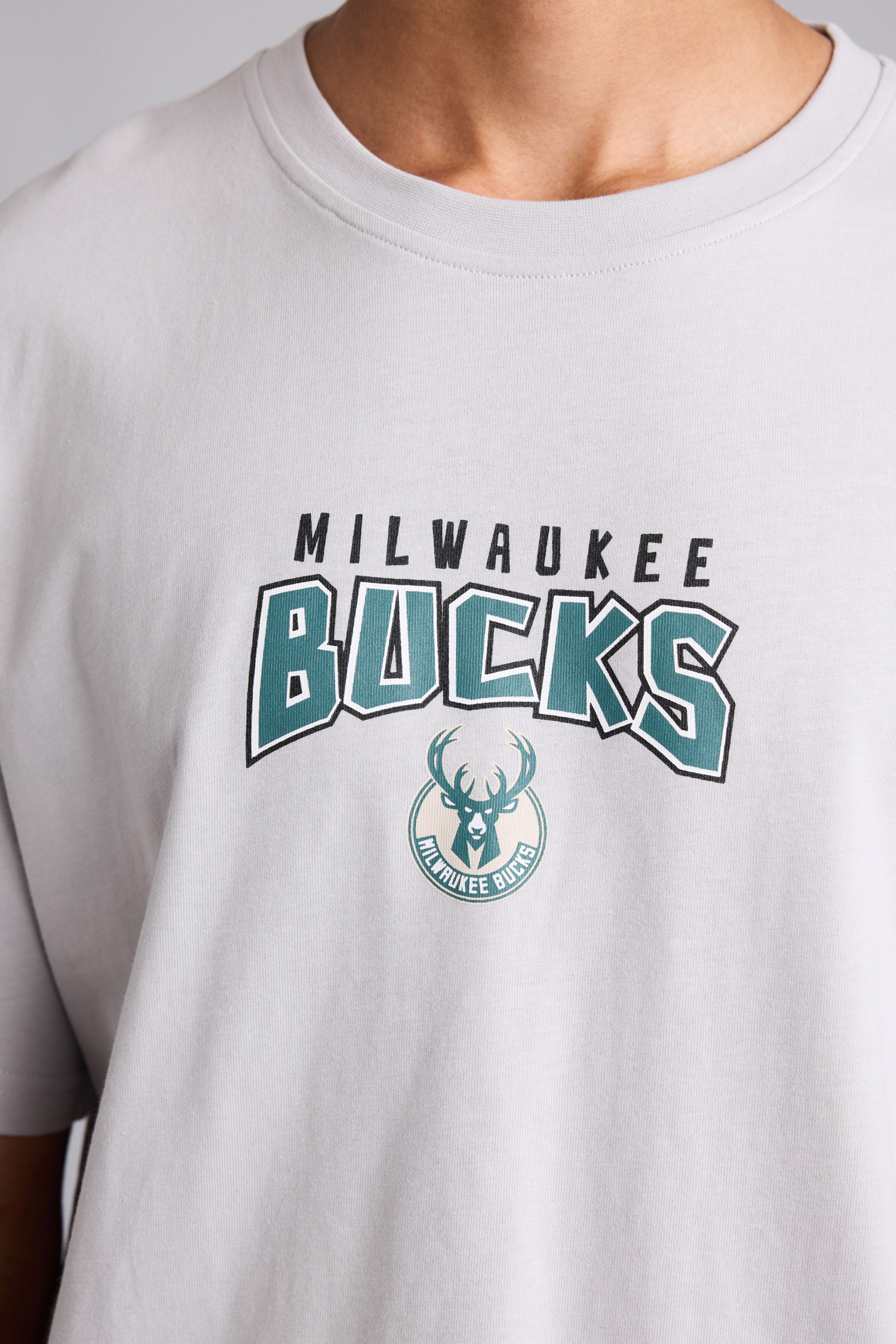 DeFacto %100 Pamuk NBA Mılwaukee Bucks Overshırt Fıt Kısa Kollu Tişört görsel 4