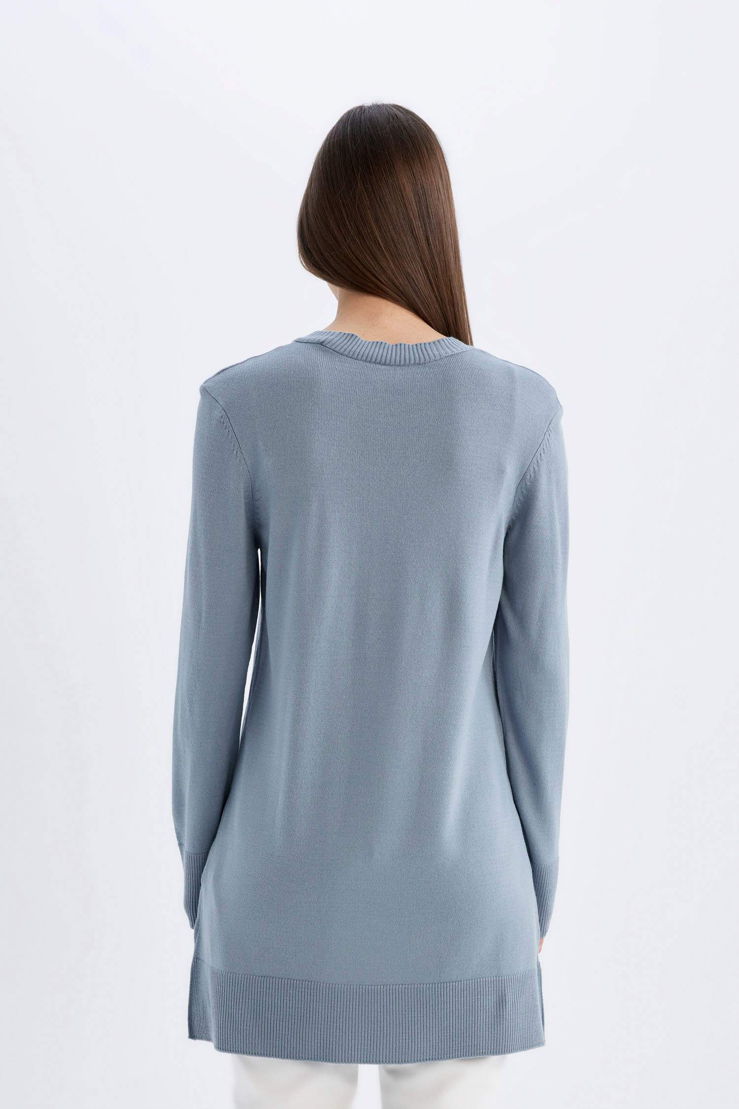 Свитер стандартного кроя с круглым вырезом