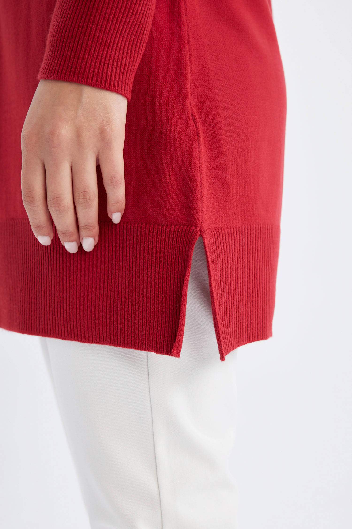 Свитер стандартного кроя с круглым вырезом