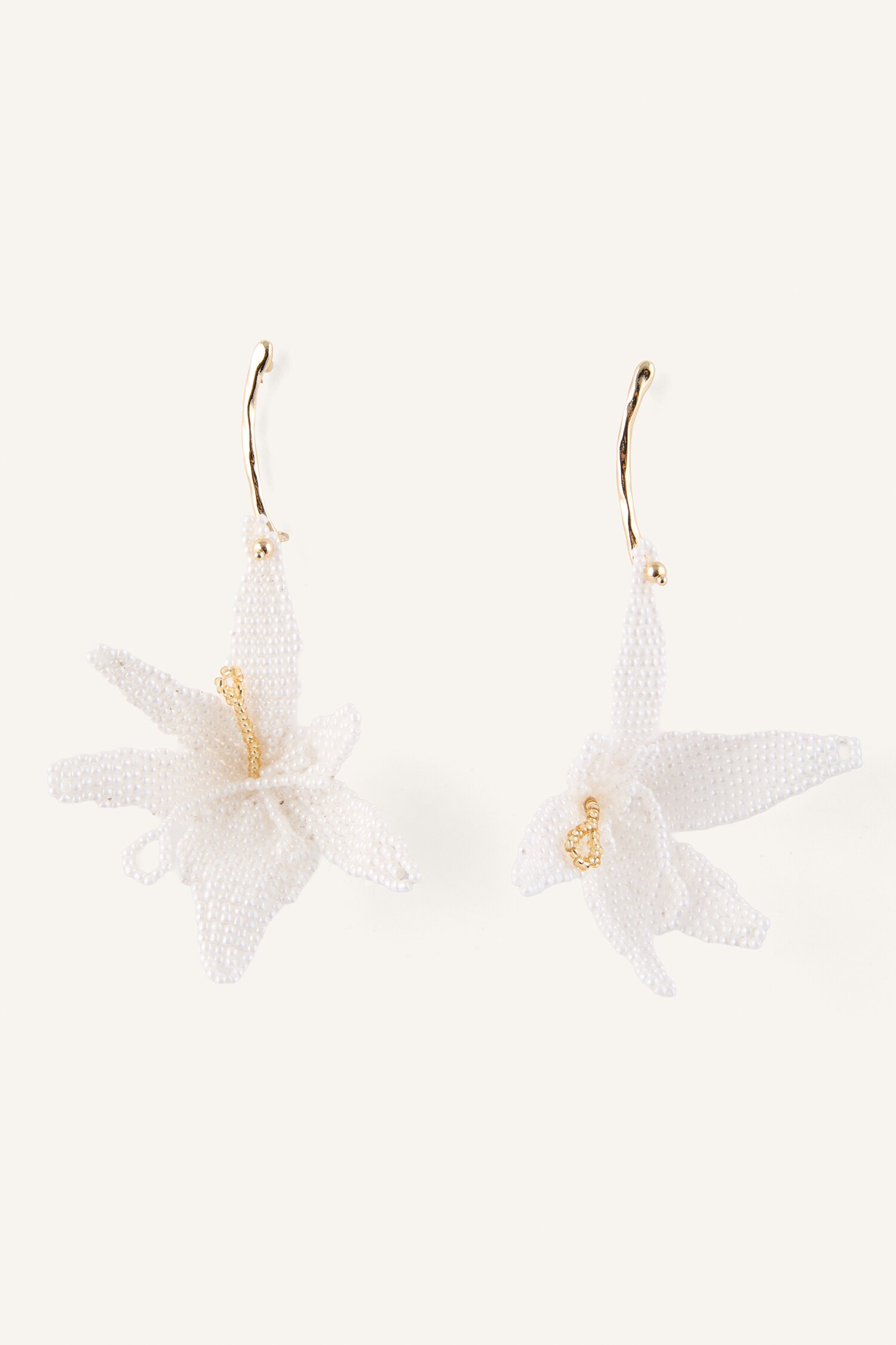 White Woman Woman Flower Shaped Earrings 3461678 | DeFacto