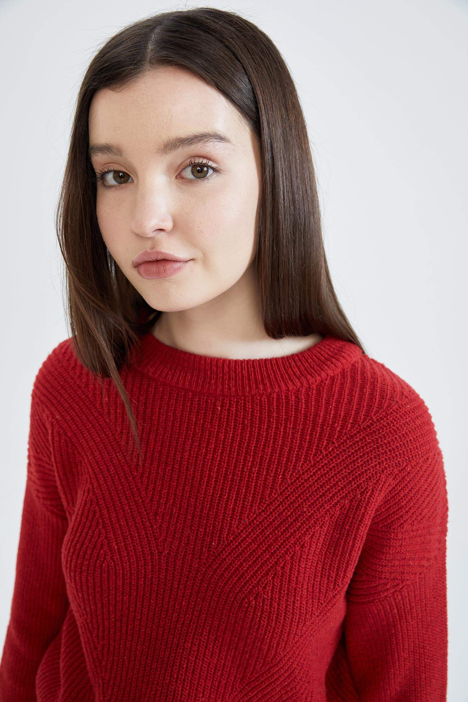Пуловер стандартного кроя с круглым вырезом для женщин
