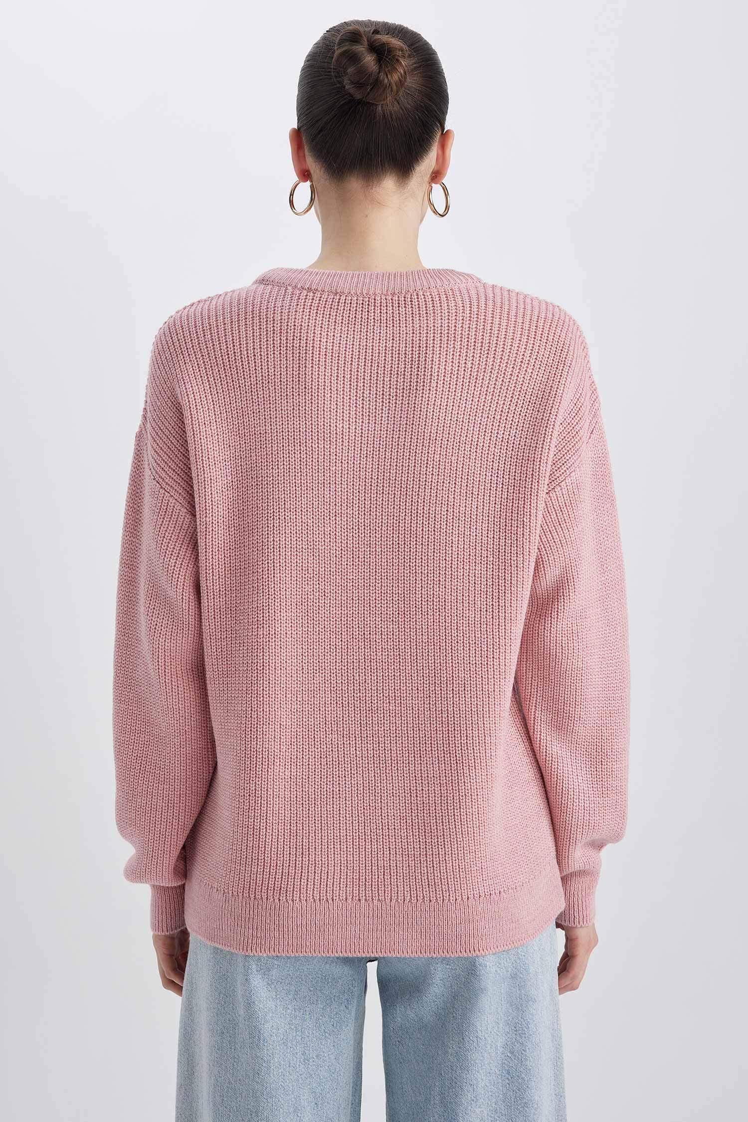 Пуловер стандартного крою з круглим вирізом для жінок