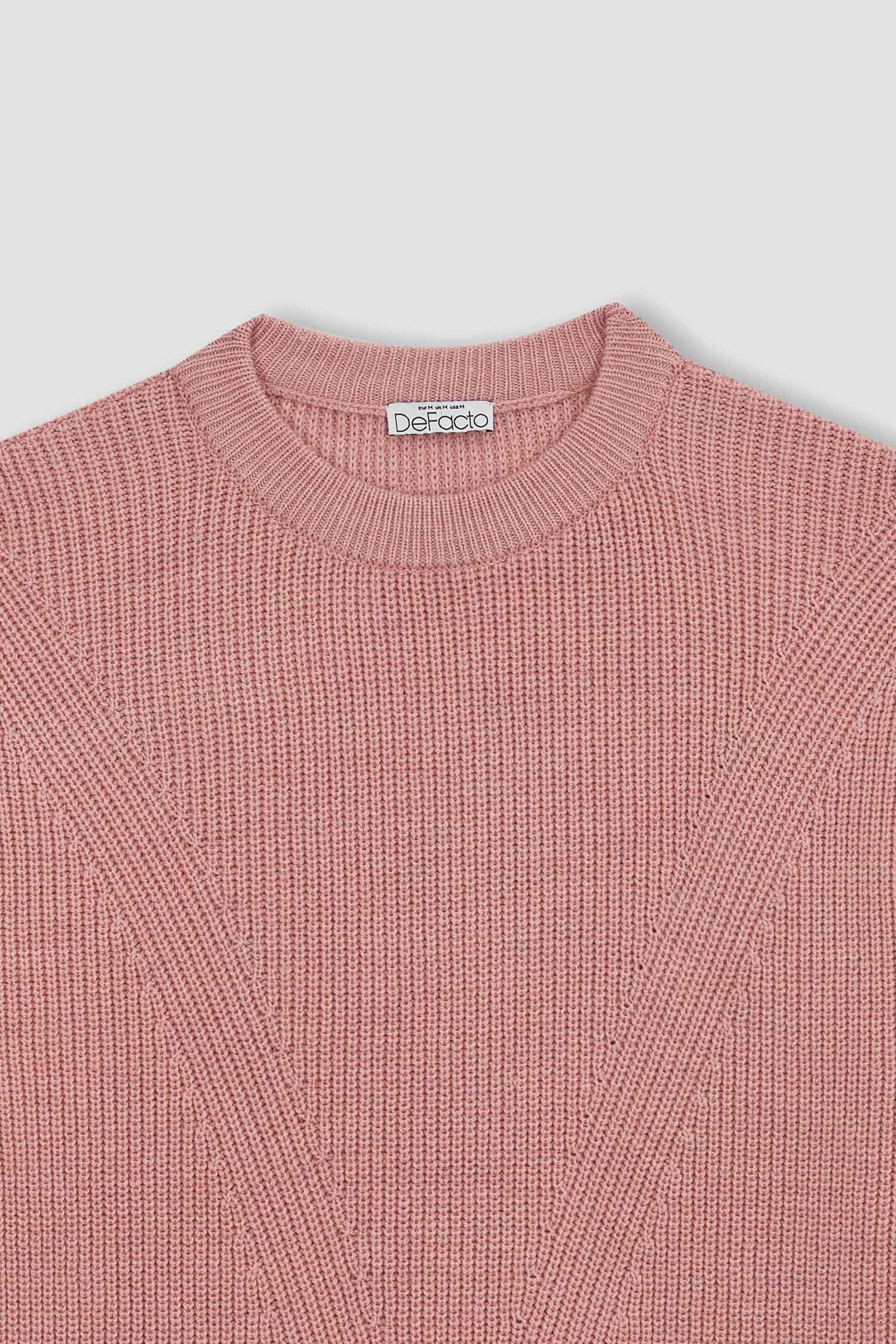 Пуловер стандартного крою з круглим вирізом для жінок