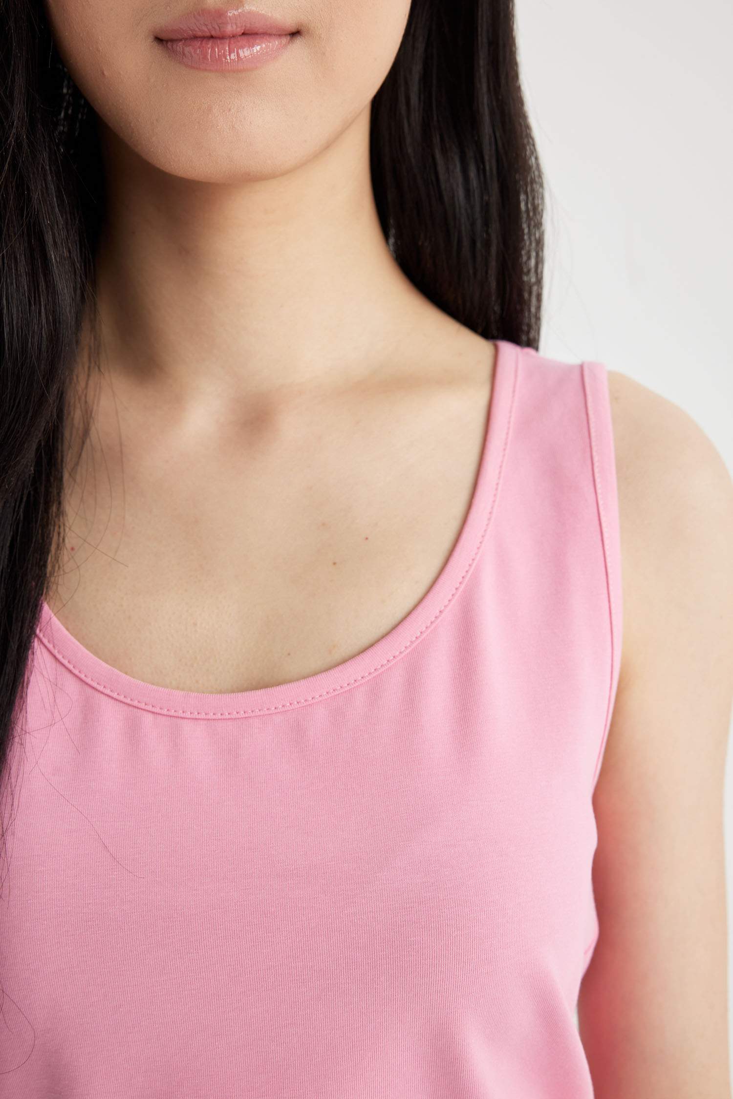 تانك توب سليم فيت برقبة مستديرة بدون كم