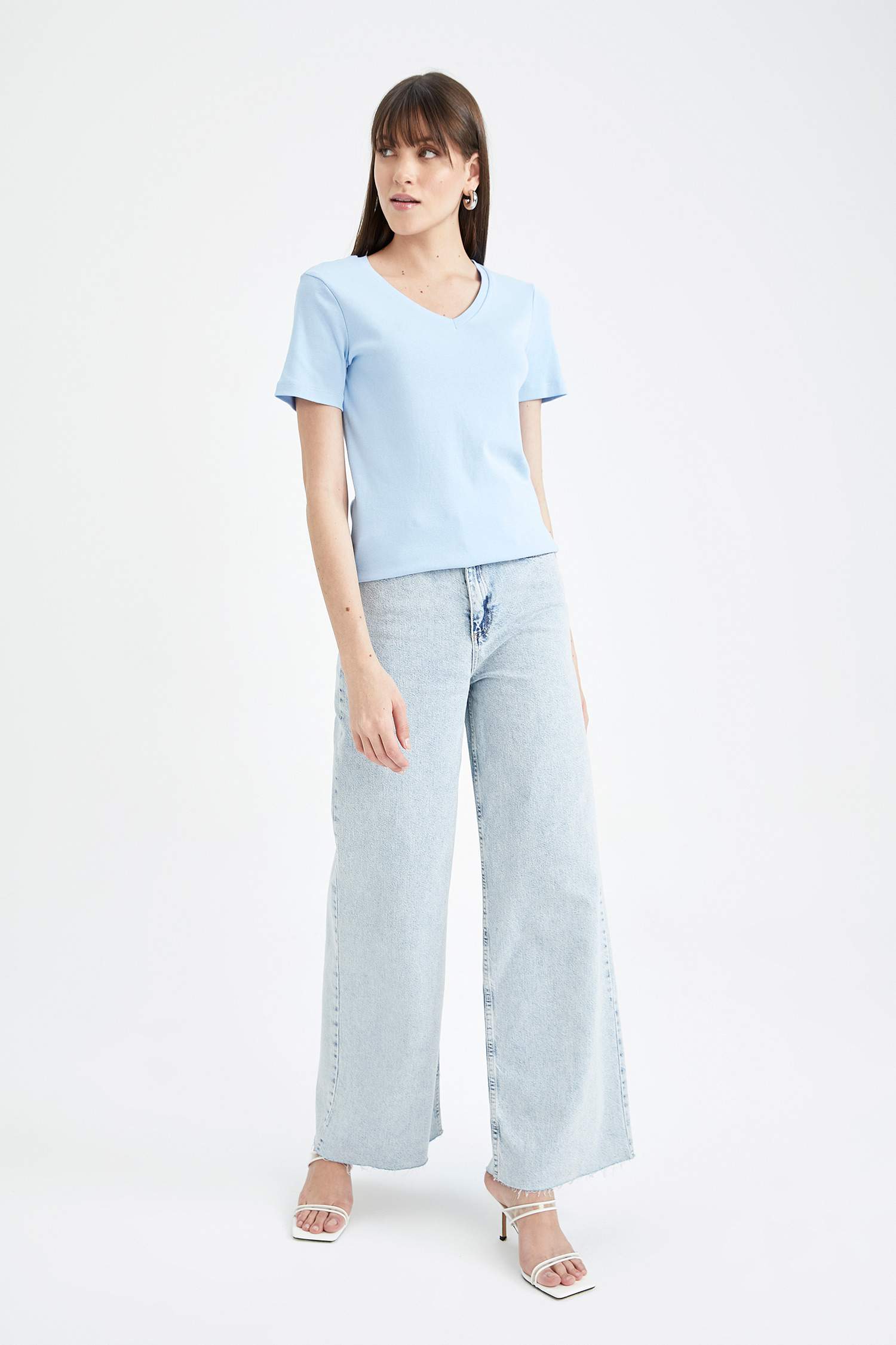 تيشيرت قطن سليم فيت بياقة V بكمام قصيرة