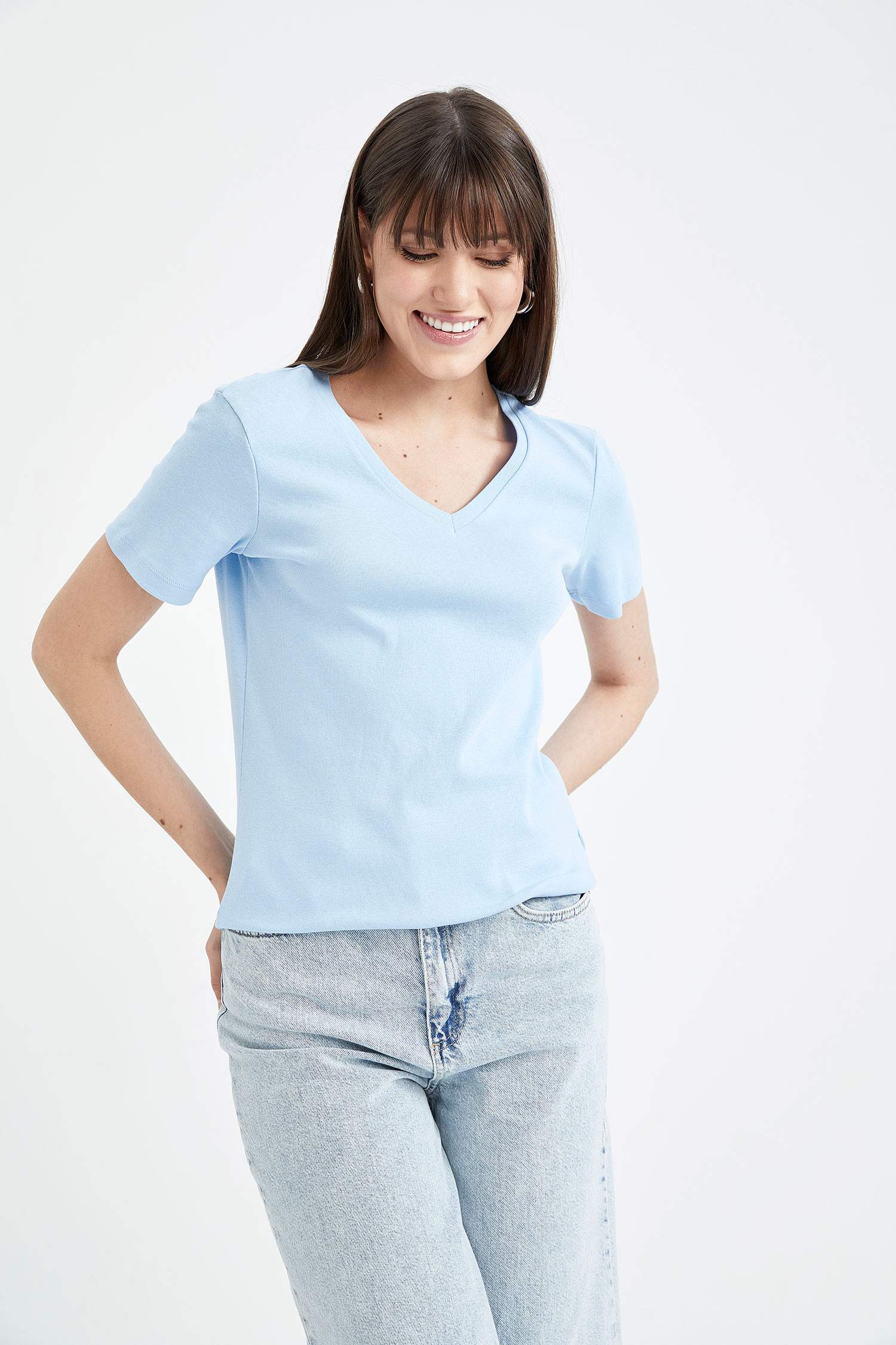 تيشيرت قطن سليم فيت بياقة V بكمام قصيرة