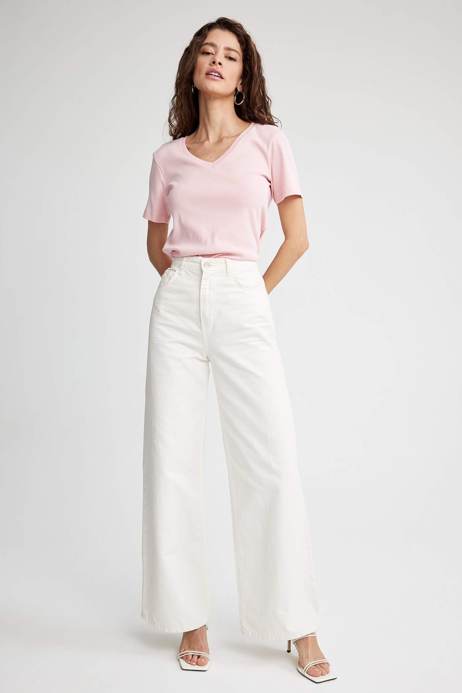 تيشيرت قطن بيزك سليم فيت بياقة V نص كم