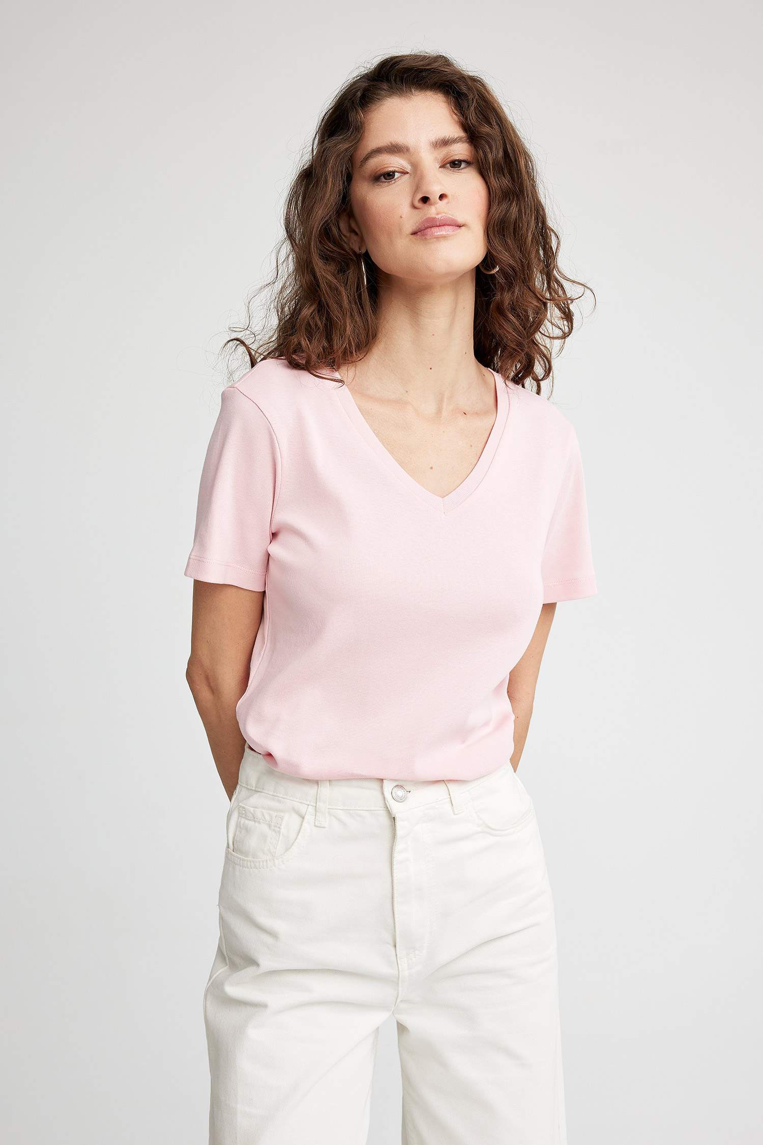 تيشيرت قطن بيزك سليم فيت بياقة V نص كم