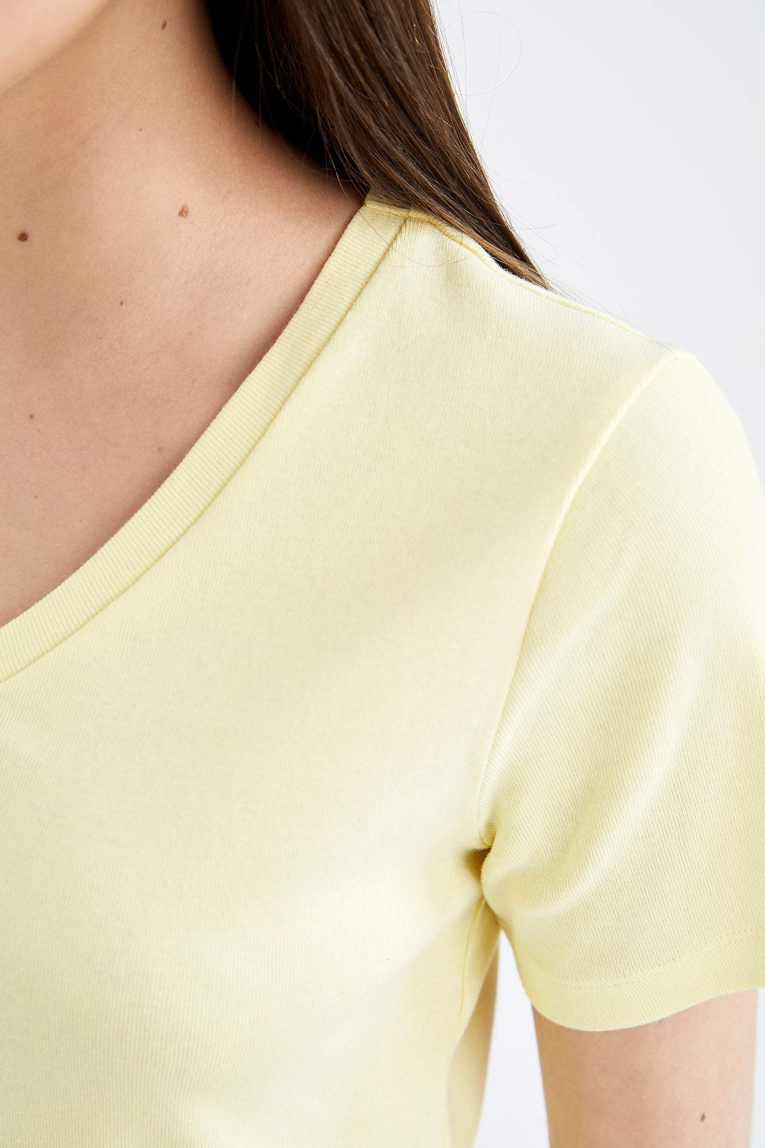 تي شيرت قطن سليم فيت بياقة V