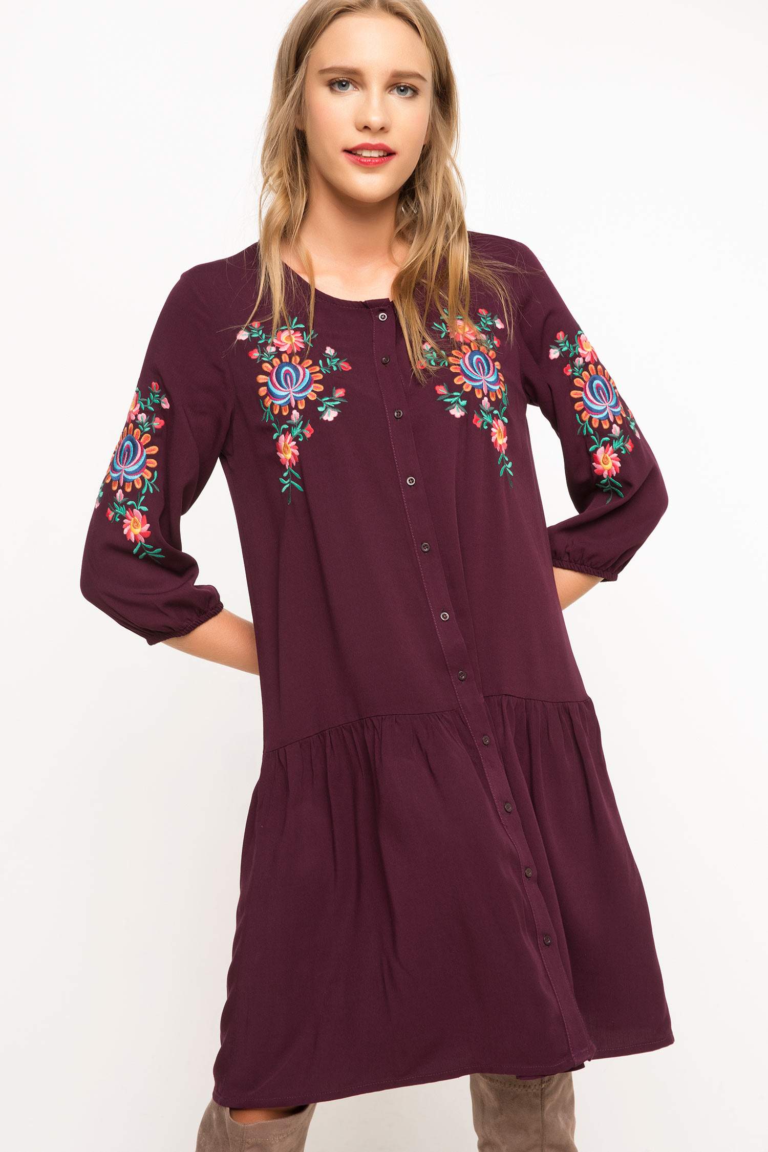 Defacto İşlemeli Elbise. 1