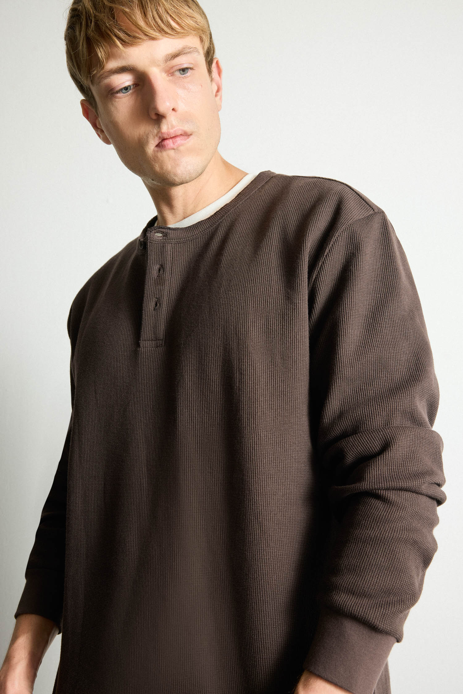 DeFacto Regular Fit Henley Yaka Basic Tişört görsel 4