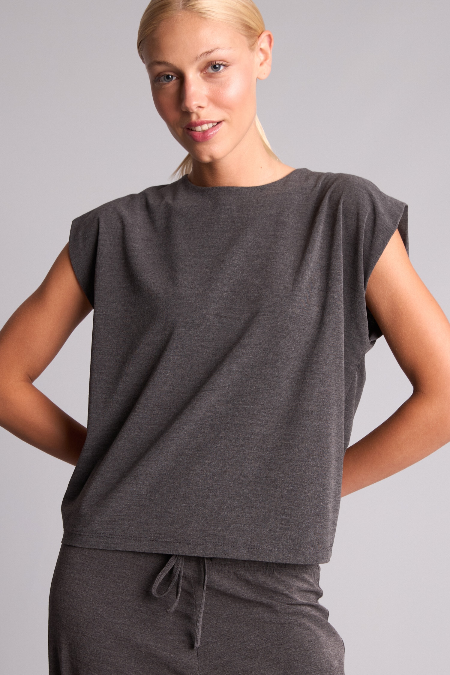 DeFacto Loose Fit Kısa Kolsuz Krep Tişört