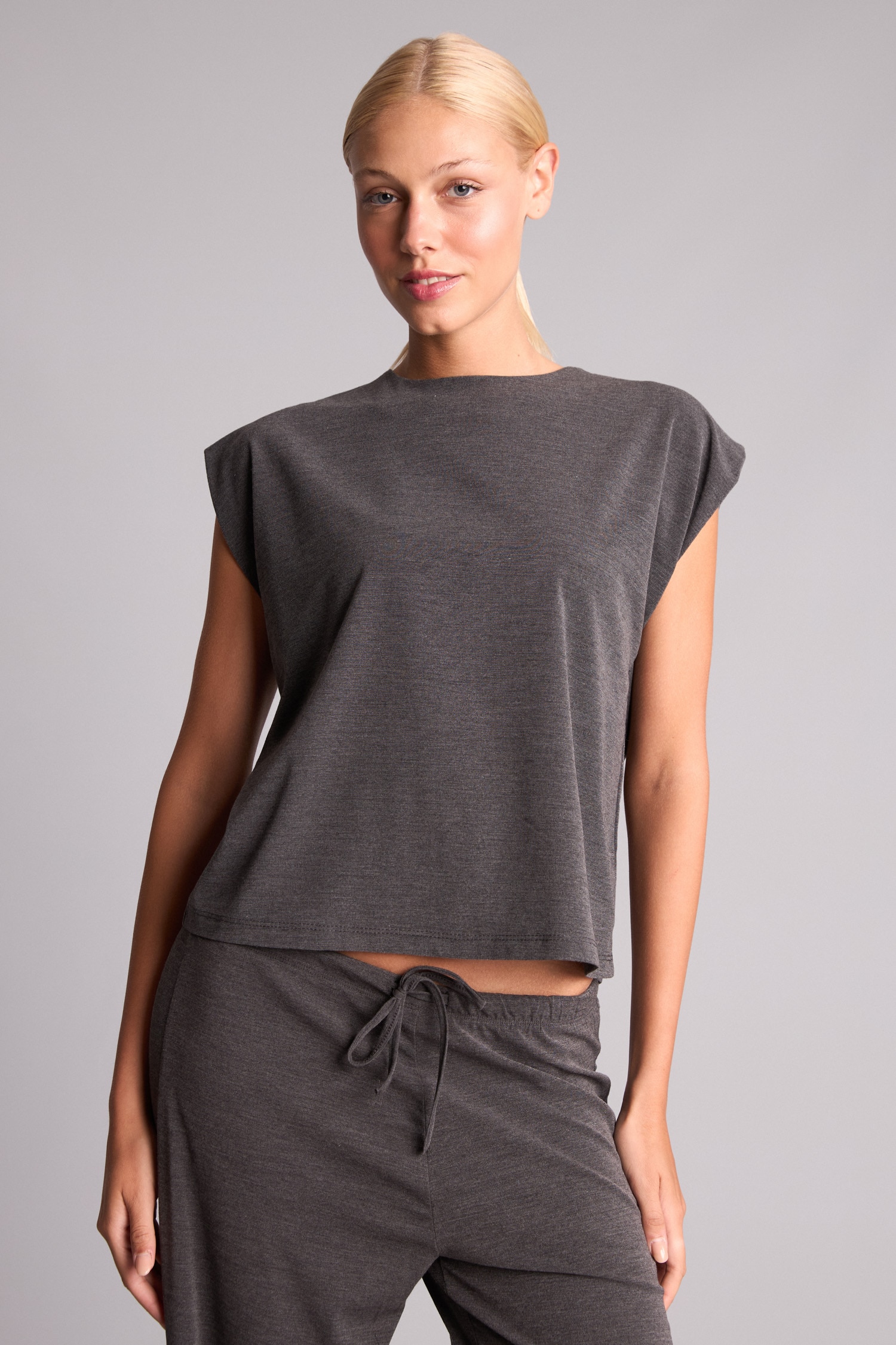 DeFacto Loose Fit Kısa Kolsuz Krep Tişört görsel 3