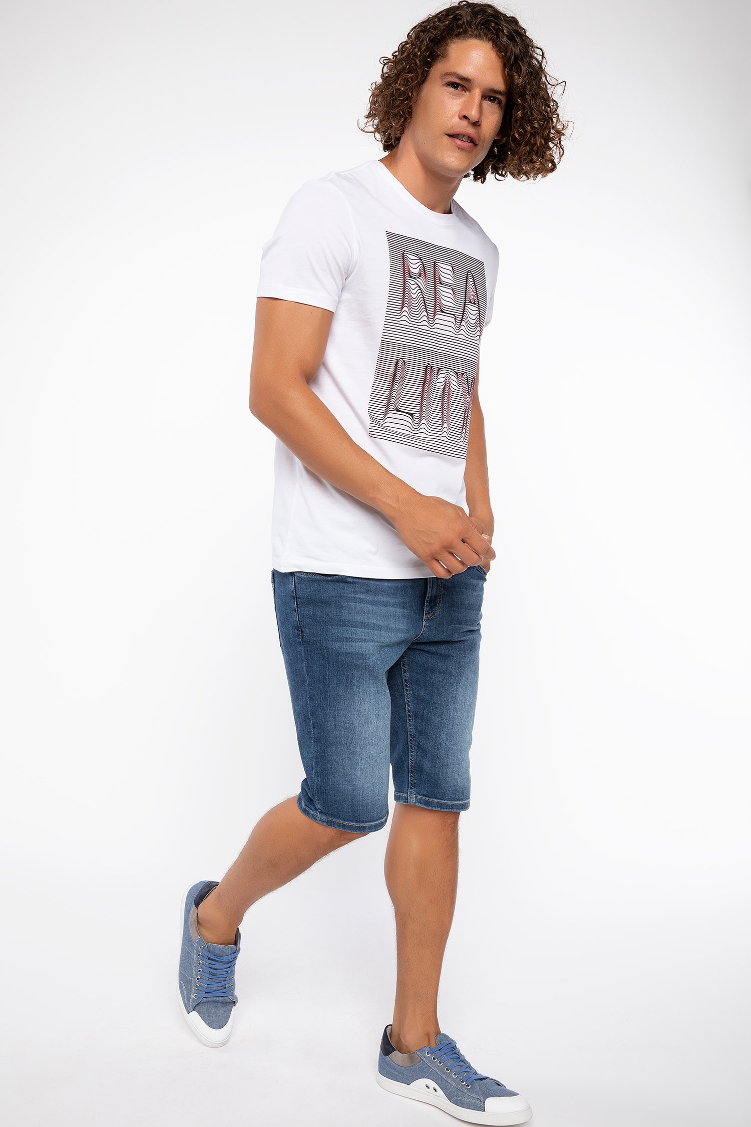 Defacto 3 Boyutlu Yazı Baskılı T-shirt. 2