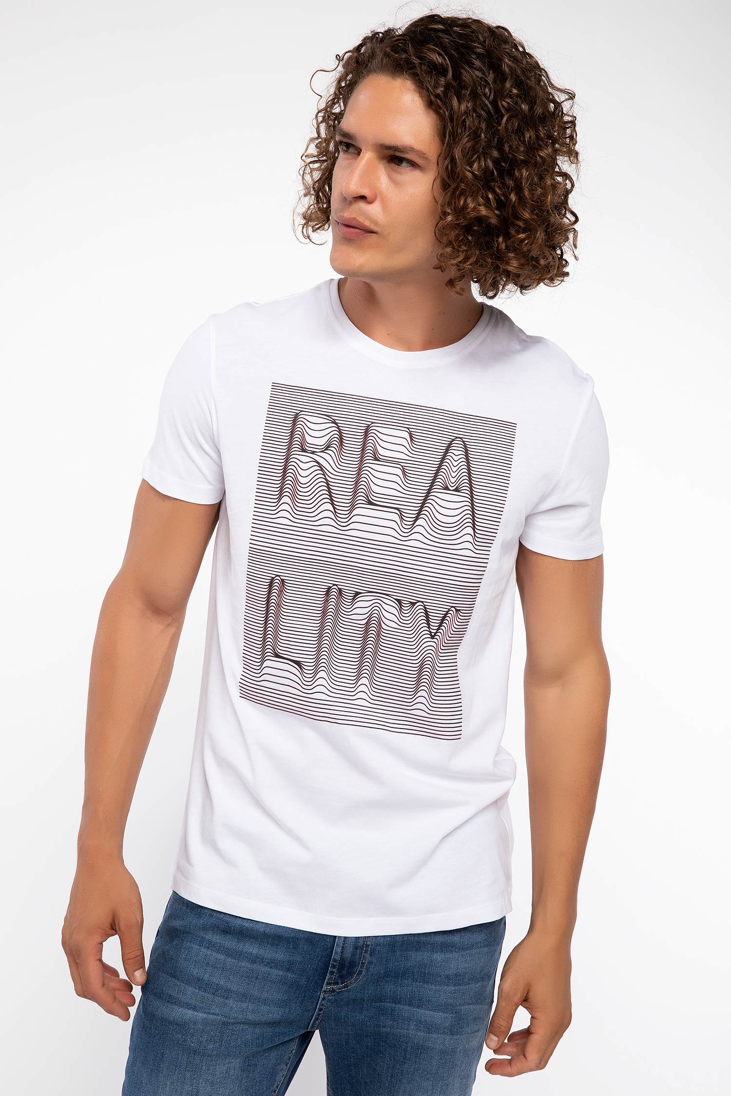 Defacto 3 Boyutlu Yazı Baskılı T-shirt. 3