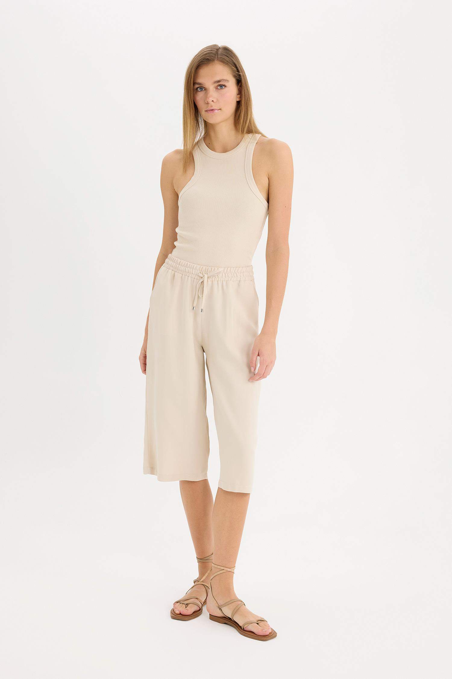 بنطلون كابري بالمندو بجيب وخصر عالي